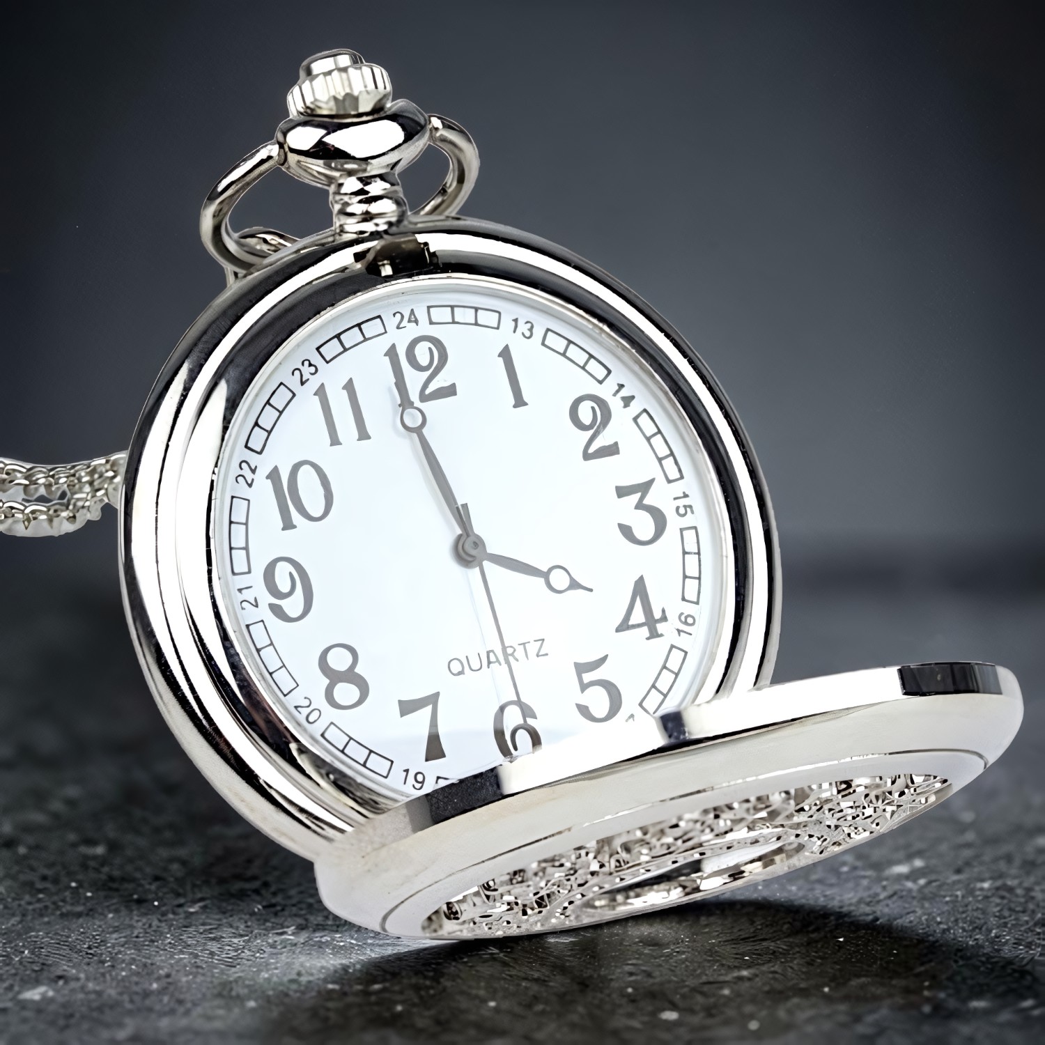 Silberfarbene Taschenuhr mit geöffnetem durchbrochenem Deckel und hellem Zifferblatt