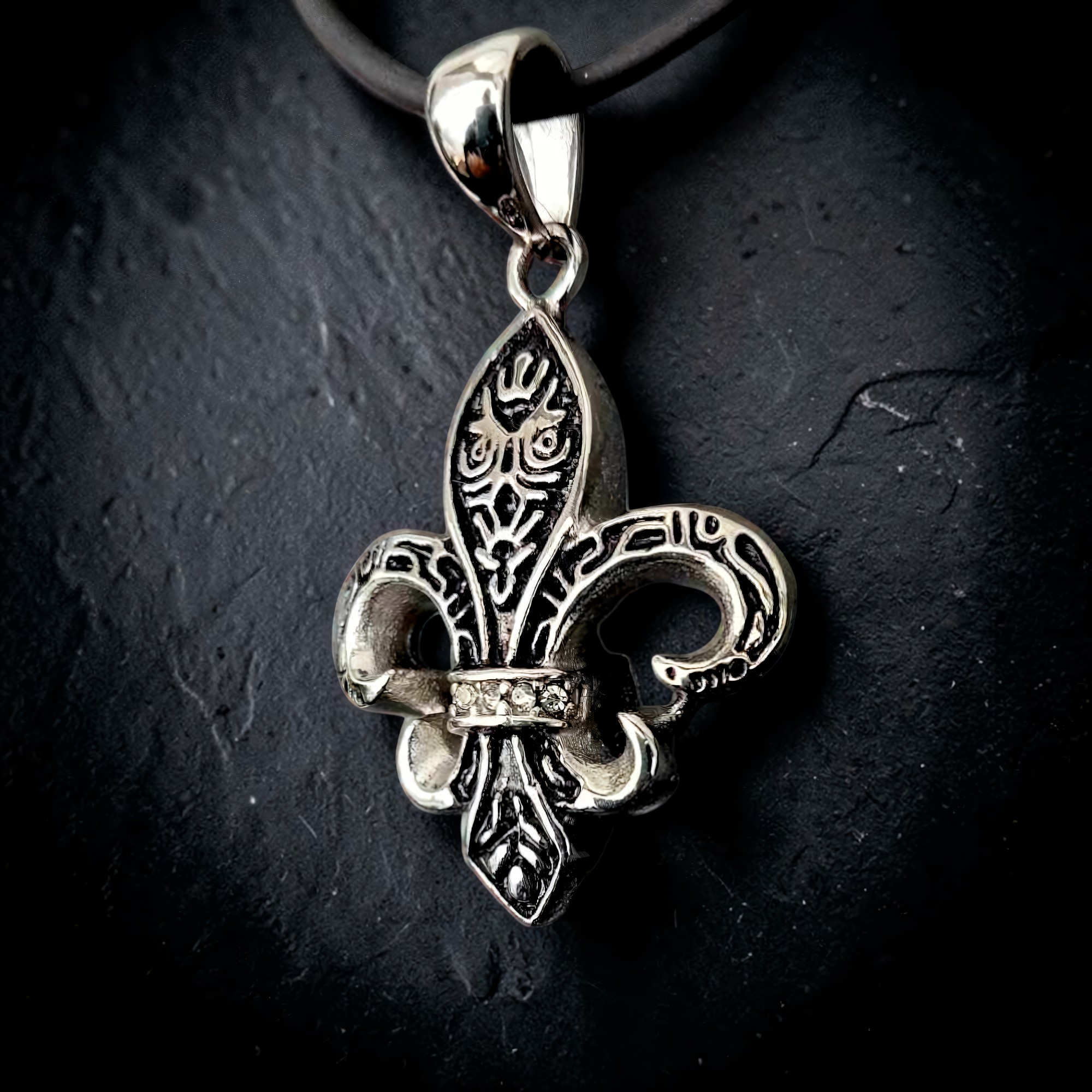 Fleur de Lis Anhänger Lilie silber mit weissen Steinen aus Zirkonia Edelstahl