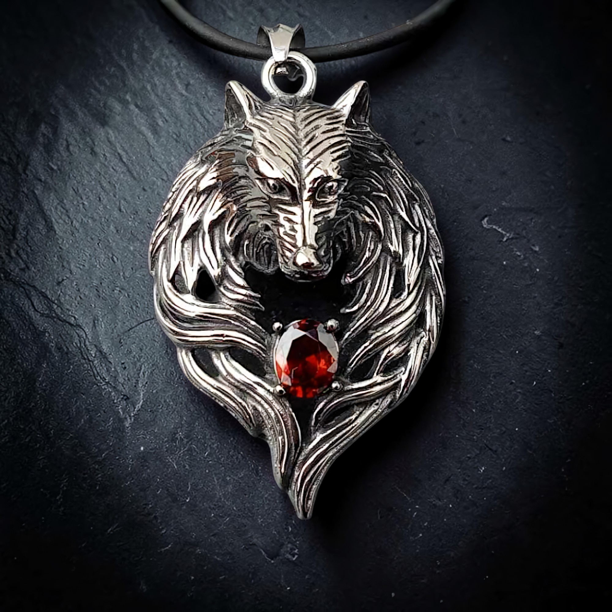 Wolf Anhänger silber mit roten Stein Edelstahl mit Zirkonia