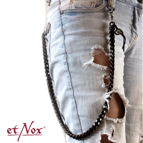 Dunkle Panzerkette mit durchgeflochtenem Lederband an der Hüfte einer hellen Jeans