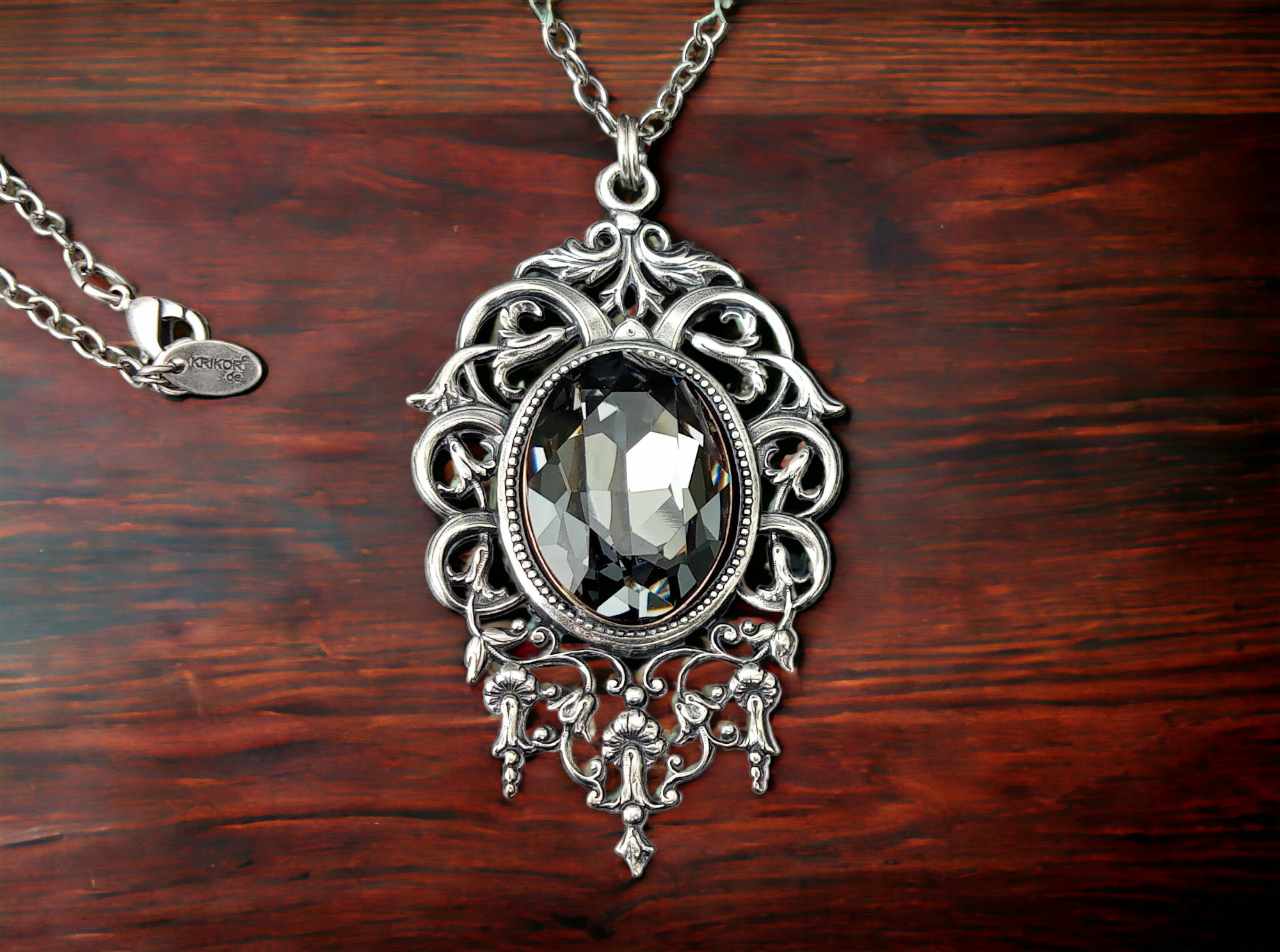 Facettierter Kristallglas-Stein in Silver Night in viktorianischer Rankenfassung