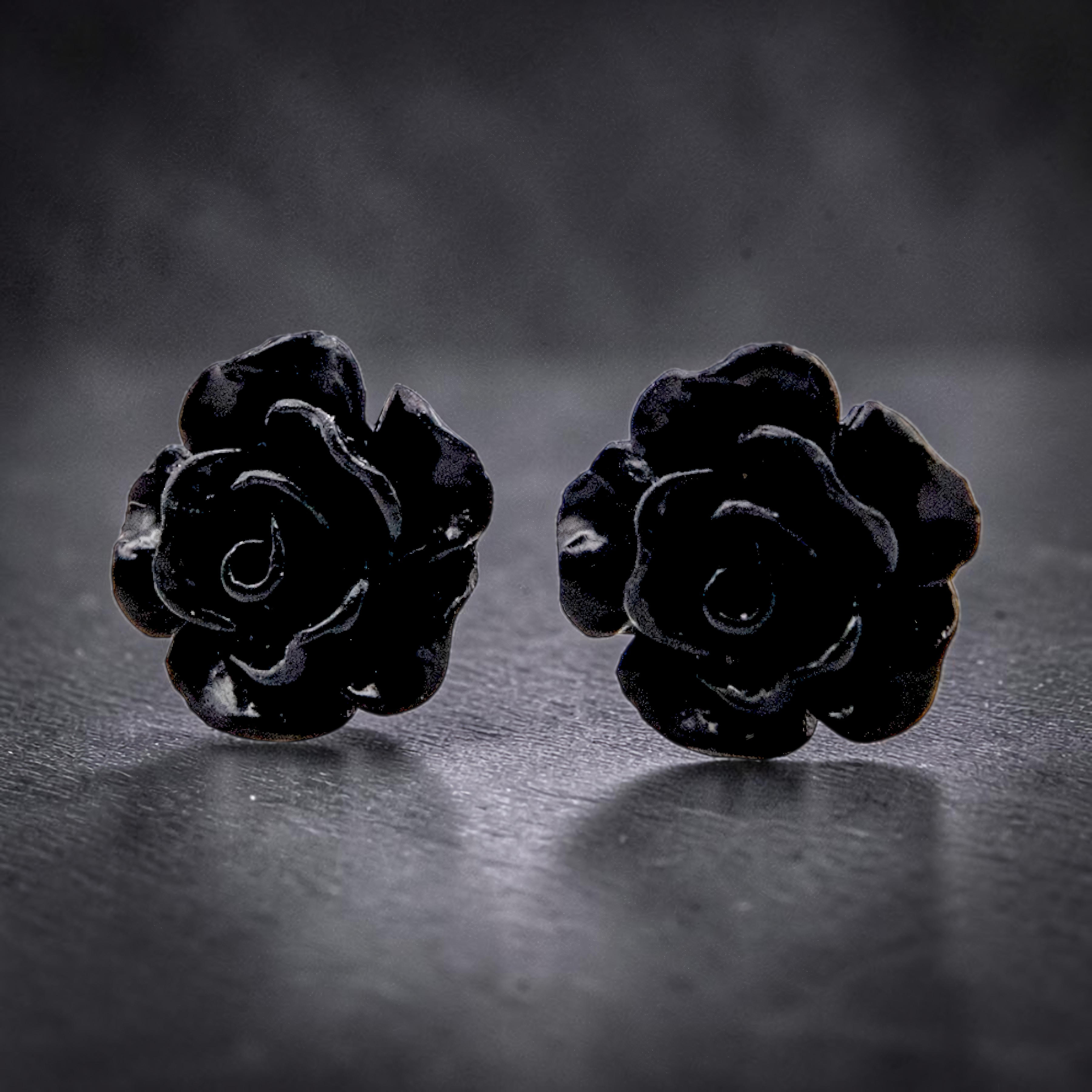 Zwei Ohrstecker mit matt schwarzer, voll aufgeblühter Rosenblüte