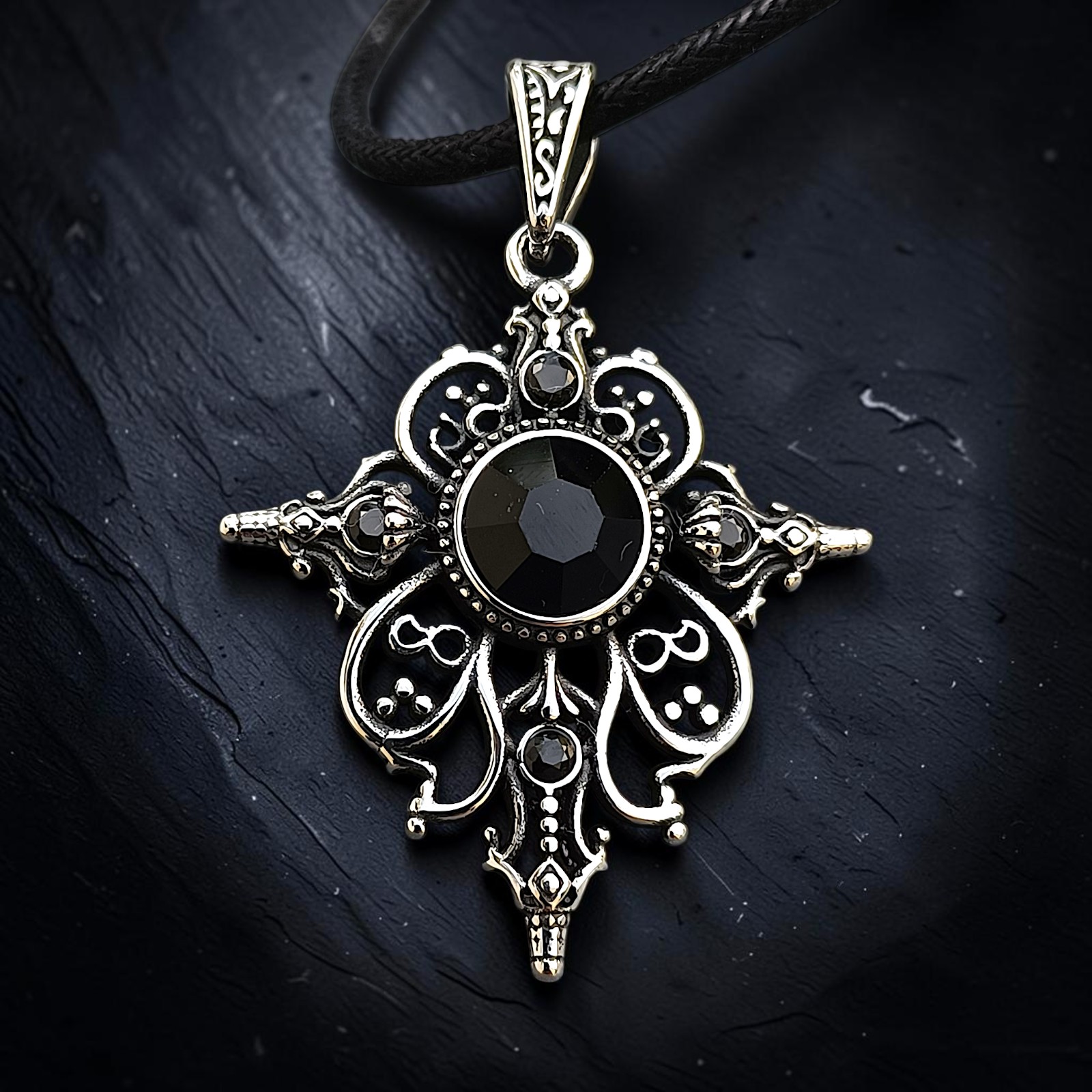 Ornamentanhänger Arwen mit schwarzem Zirkonia vor dunklem Schiefer