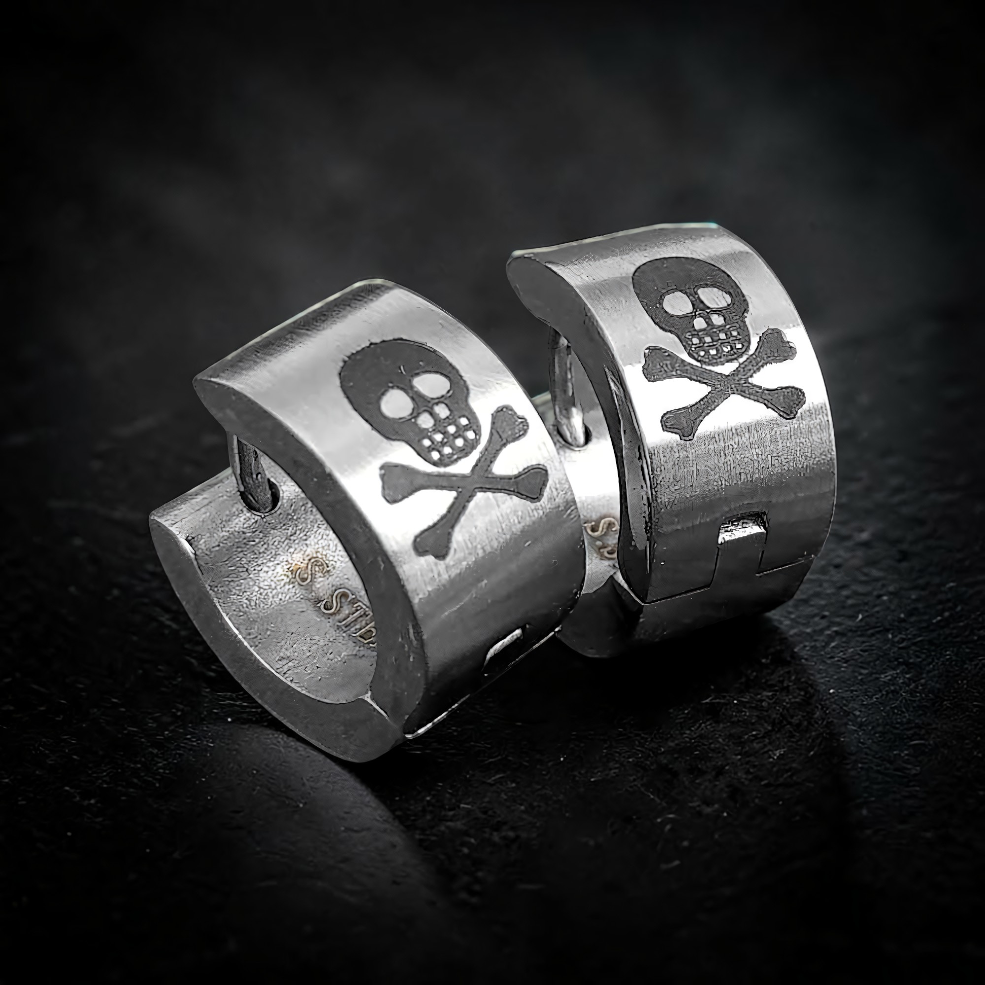 Ohrringe Totenkopf Creolen Skulls aus Edelstahl mit Laserdesign Skull.