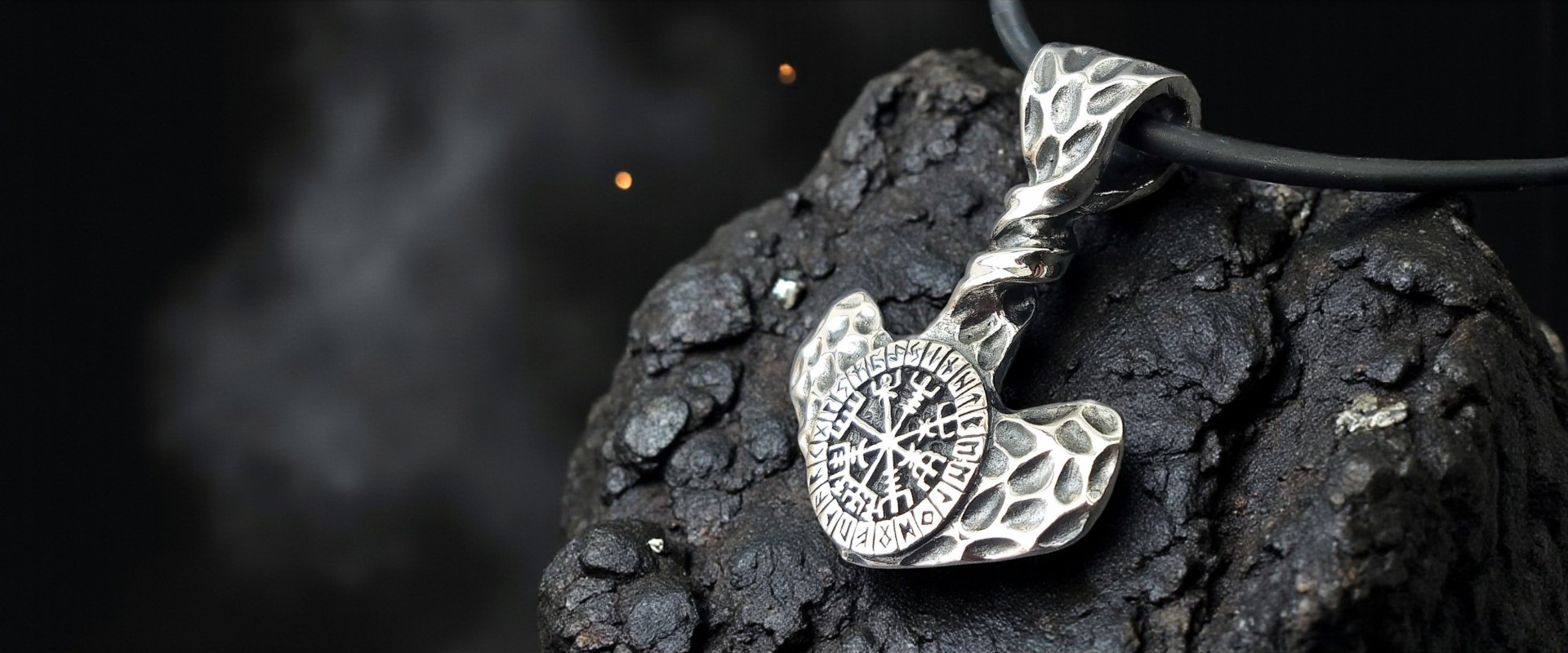 Mjölnir-Anhänger auf schwarzen Fels mit Runenmuster