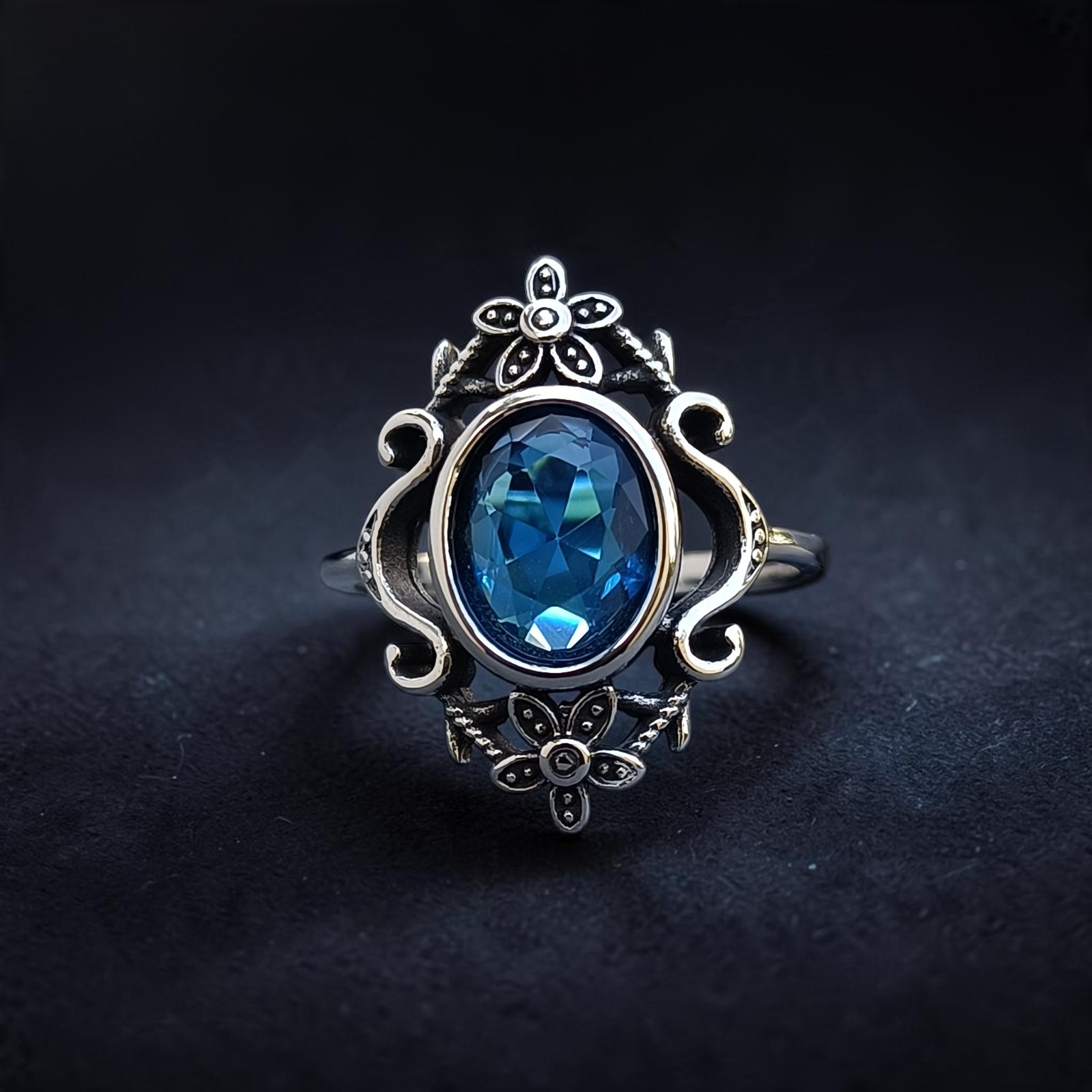 Blauer Zirkonia-Ring mit Blüten oben und unten, Vorderansicht