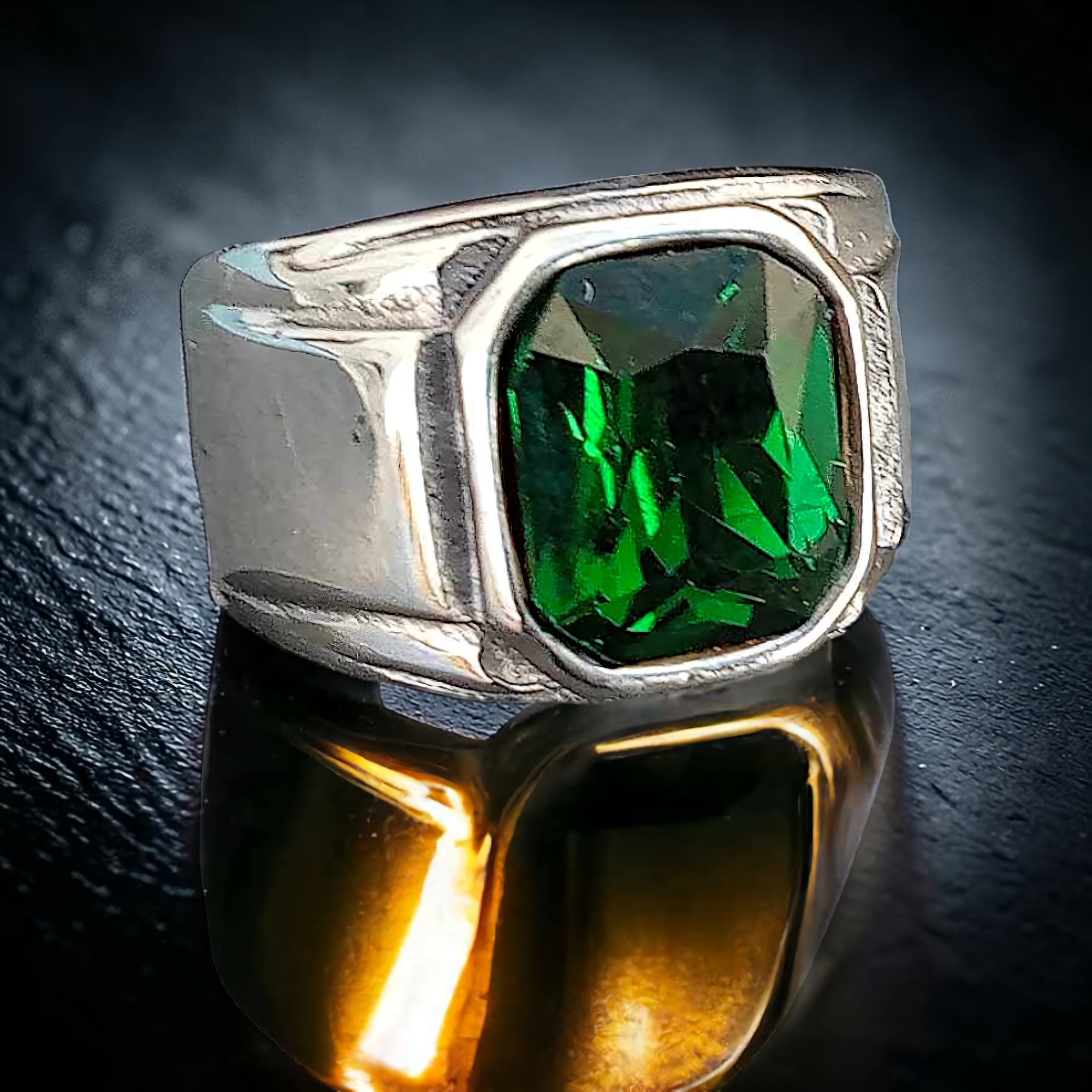 Simply Green Ring frontal mit warmem Lichtreflex im Vordergrund