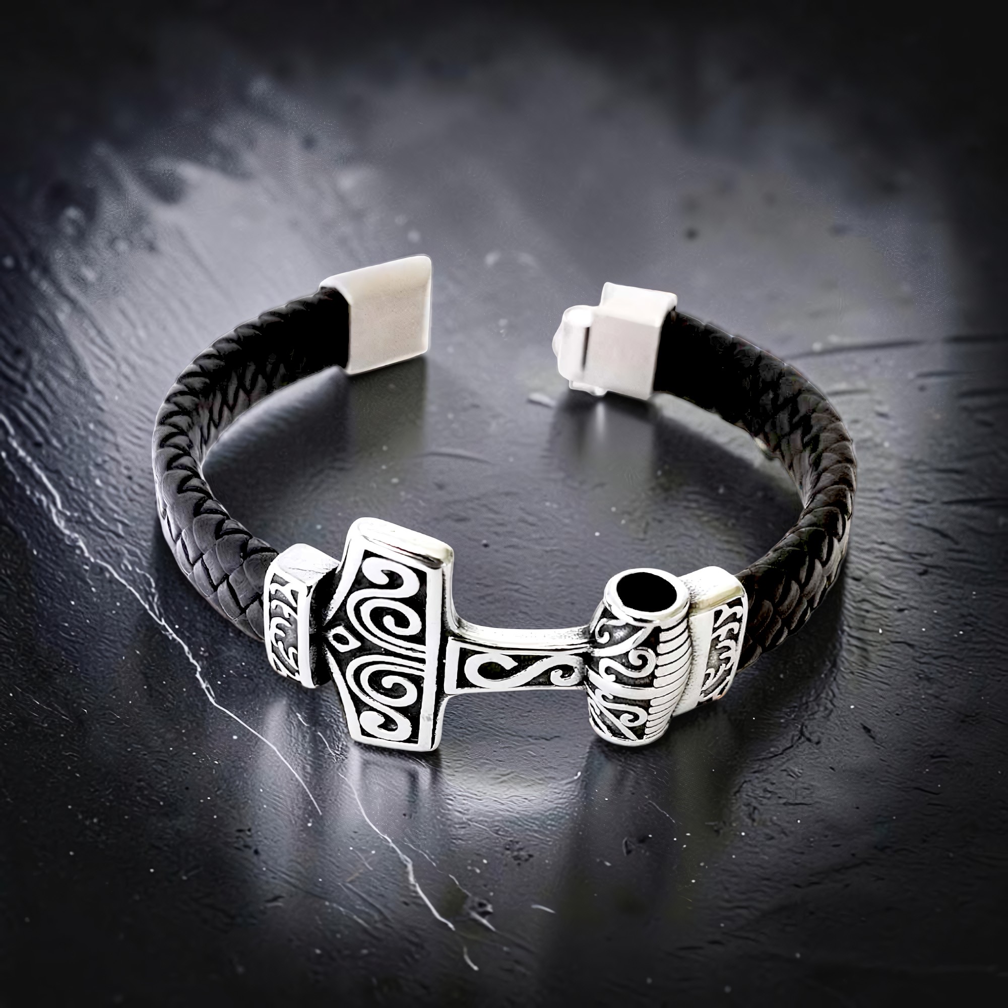 Schwarzes Lederarmband Thors Hammer aus Edelstahl