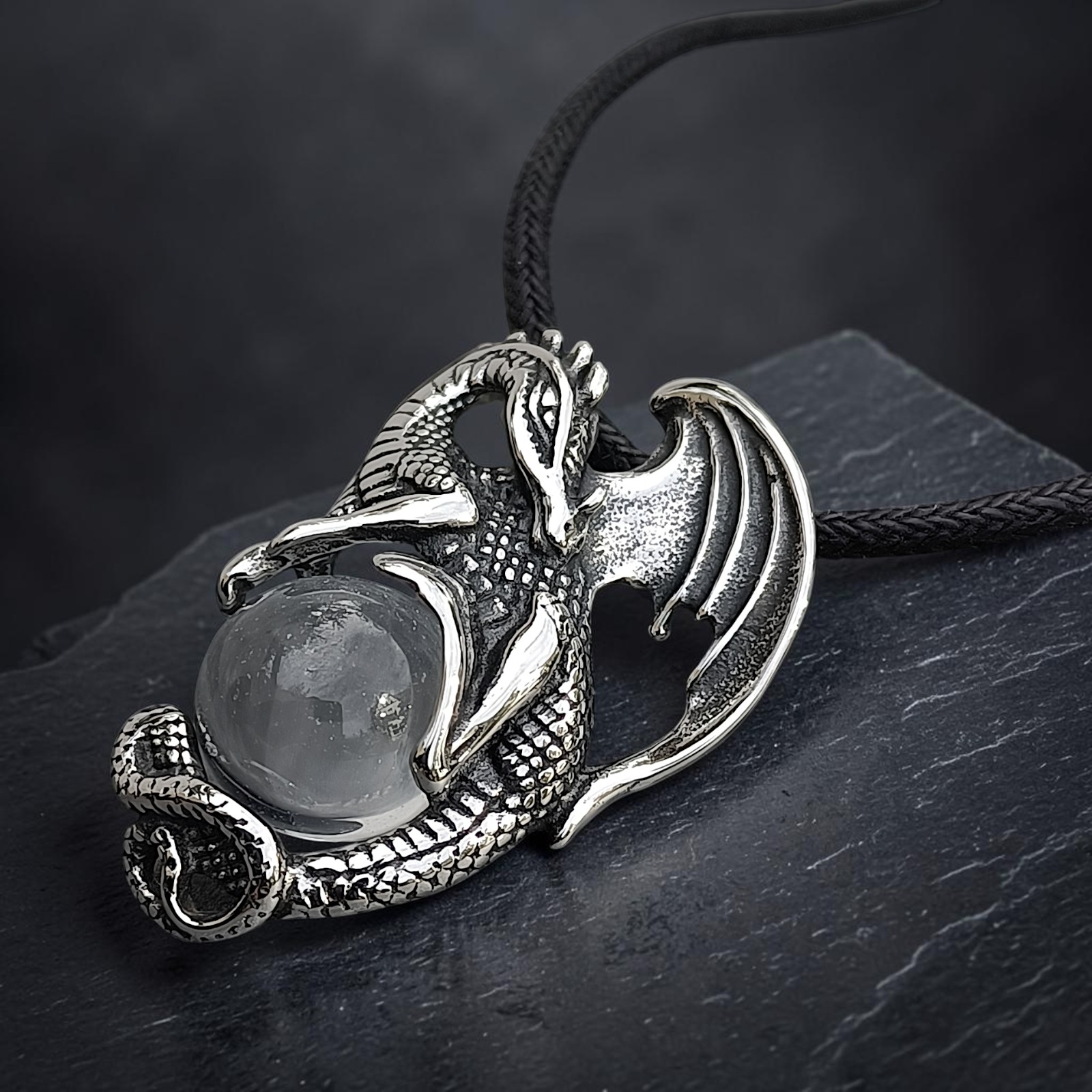 Anhänger Crystal Dragon schräg liegend auf Schiefer