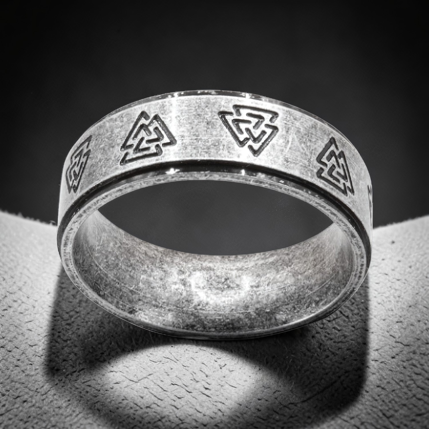 Schmaler Valknut-Ring aus Edelstahl im Used-Look, silberfarben