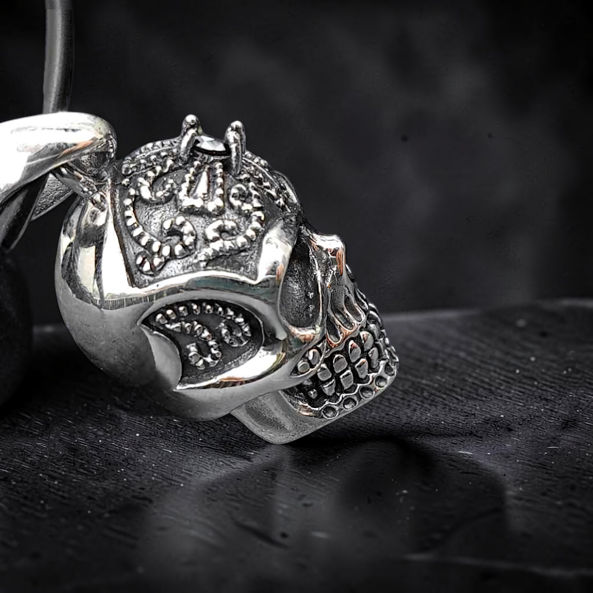Totenkopf Anhänger Gothic Skull 925 Silber mit schwarzem Stein Zirkonia