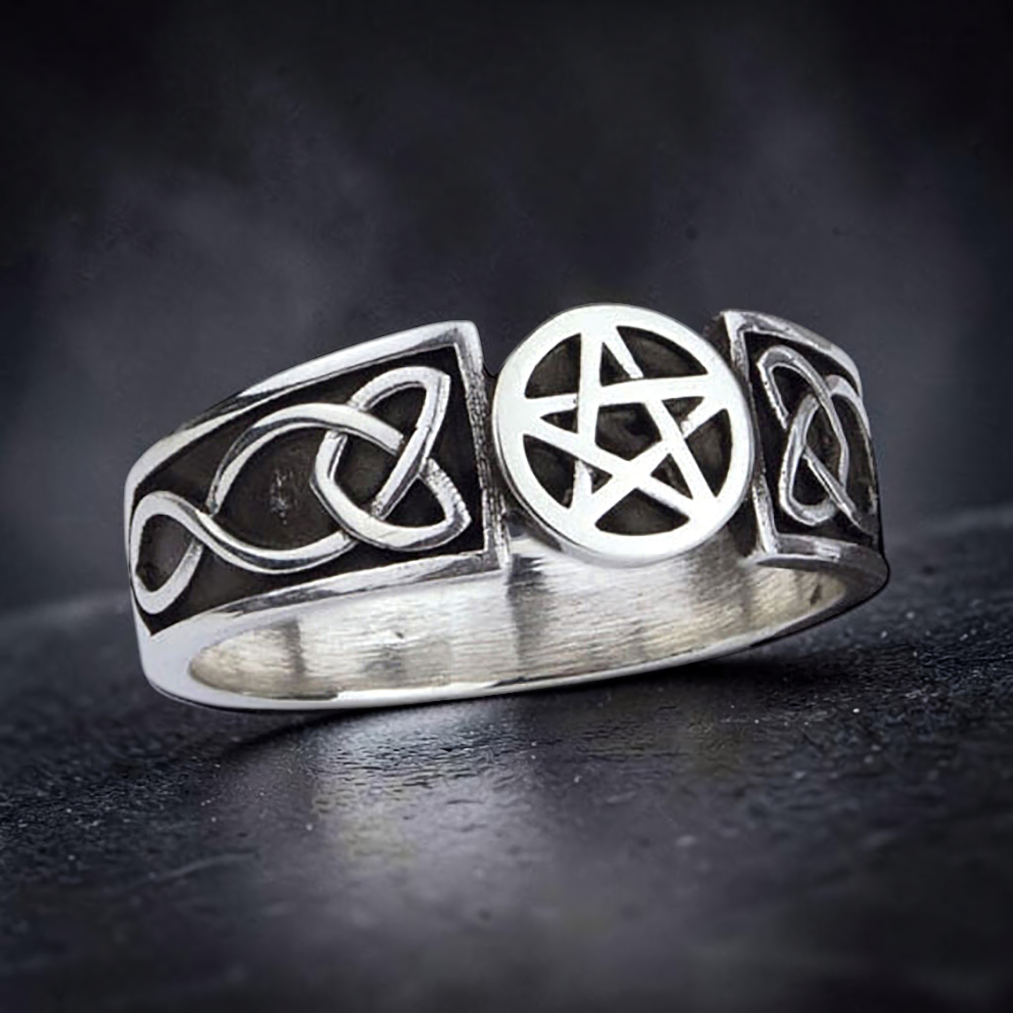Silberring mit Pentagramm im Kreis und keltischem Knotenfeld, schräg von rechts