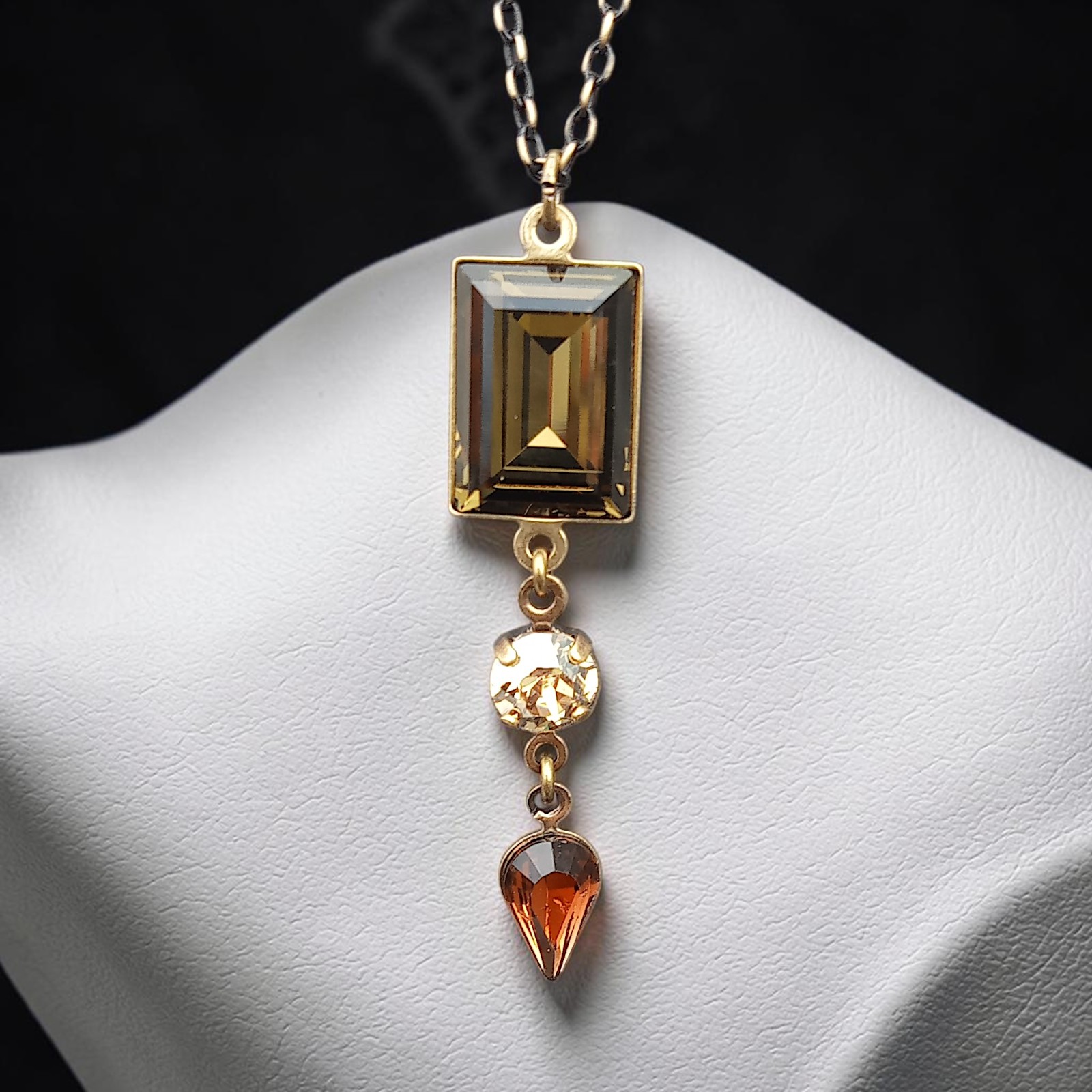 Anhänger Mystic Grace an dunkel patinierter goldfarbener Kette