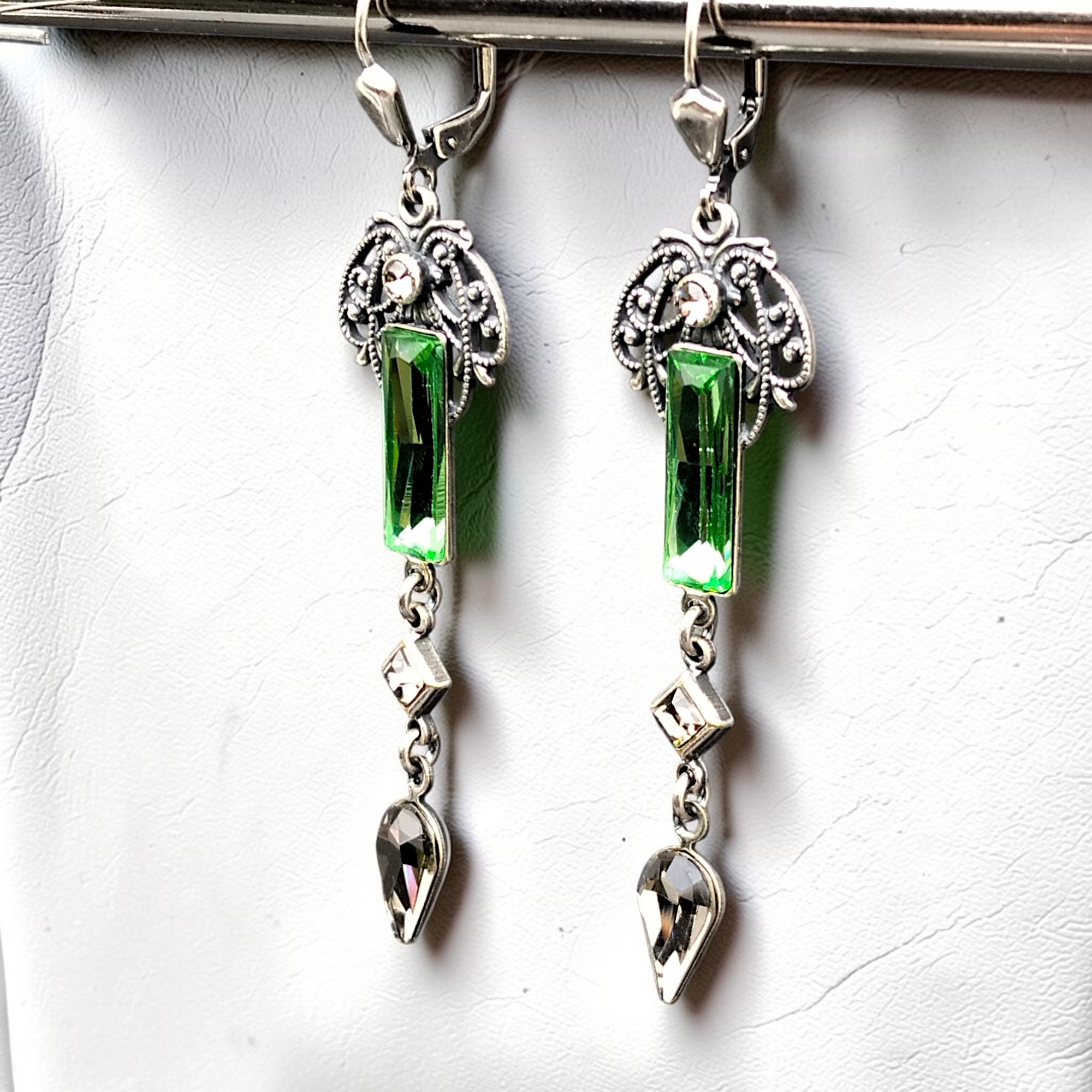 Elegante Ohrhänger mit grünem Stein und filigraner Silberfassung