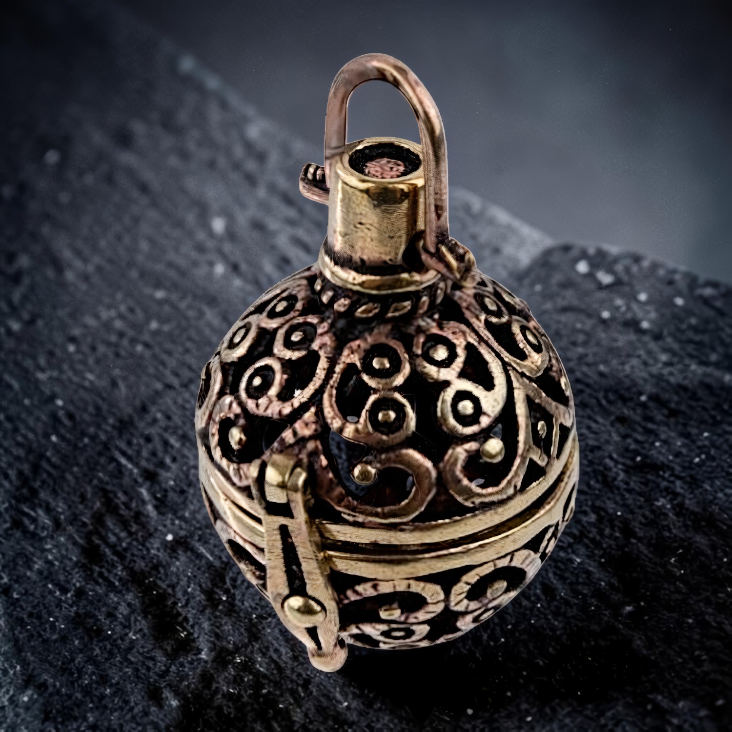 Kugelförmiges Bronzemedaillon mit durchbrochenem Rankenmuster, Scharnier und Verschlussstift