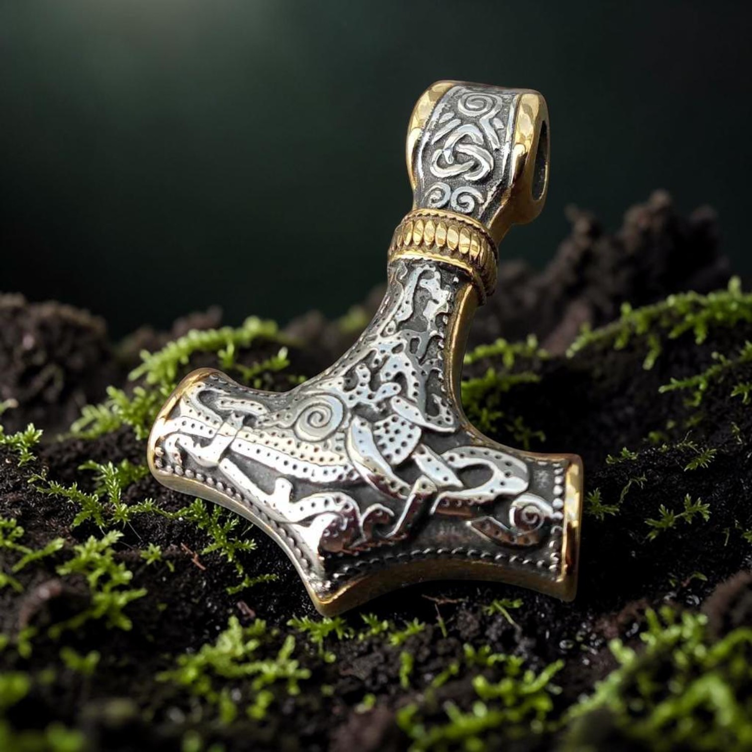 Thors Hammer aus Edelstahl, silberfarben mit goldfarben beschichteten Flächen
