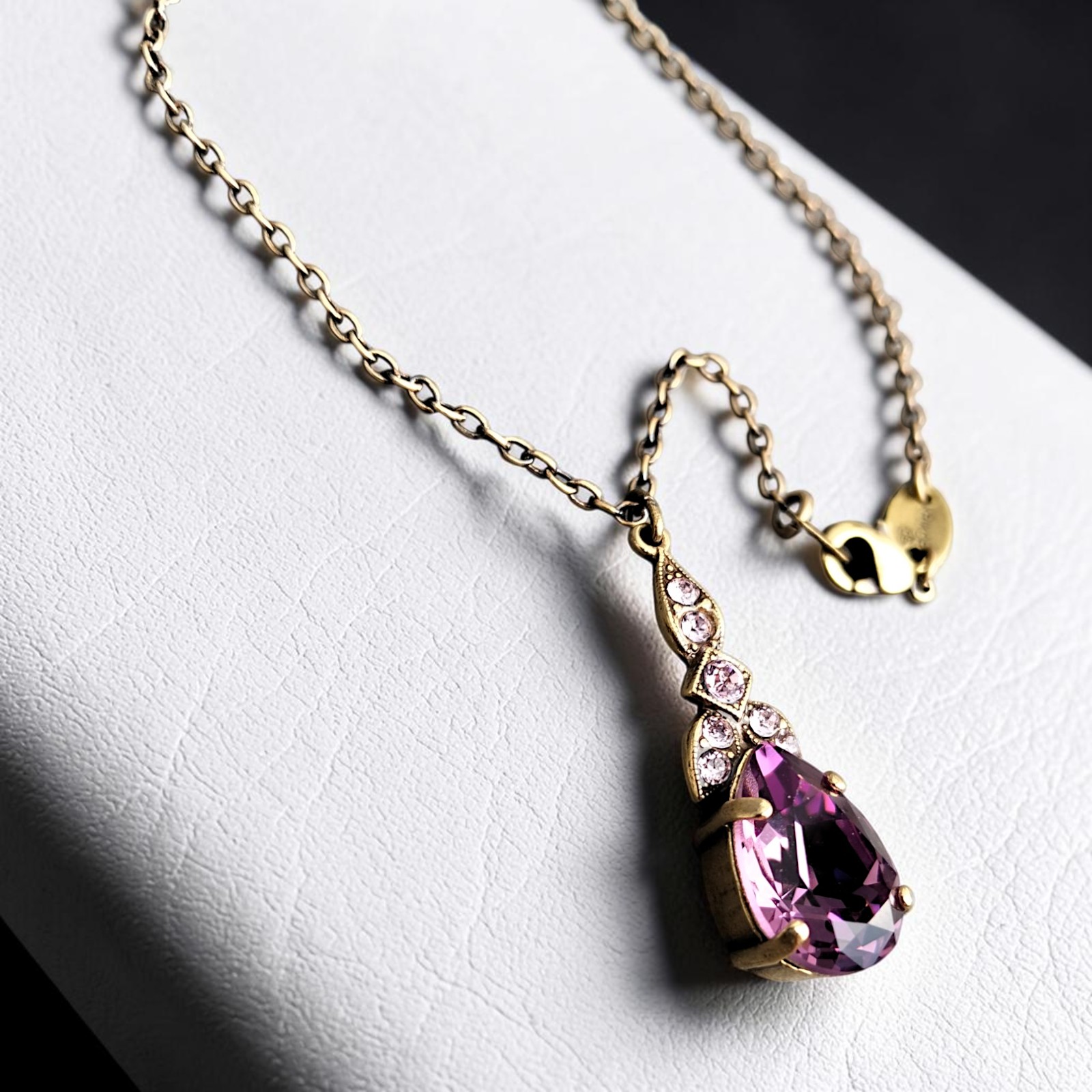 Glitzertropfen in Iris goldfarben in Nahaufnahme