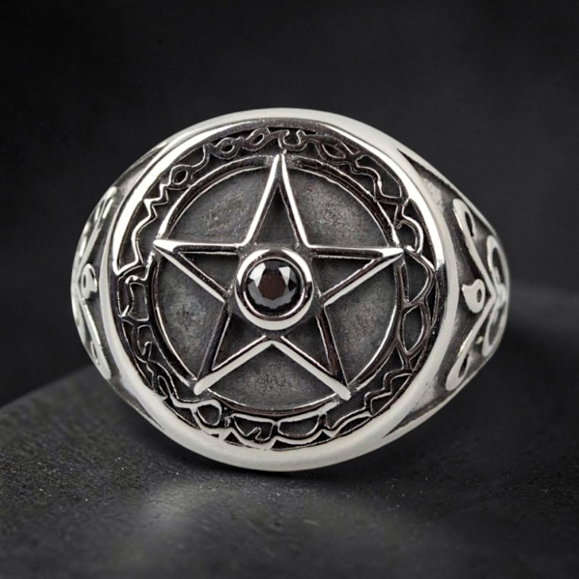 Pentagramm im Kreis mit verschlungenem Rand und schwarzem Stein, Ringkopf von vorn