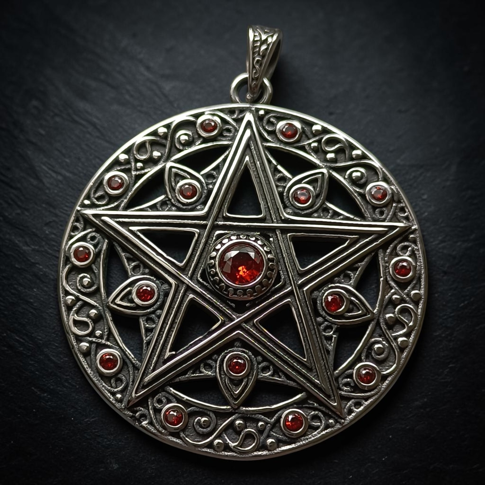 Deluxe Pentacle aus Edelstahl, silberfarben, frontal vor Schiefer