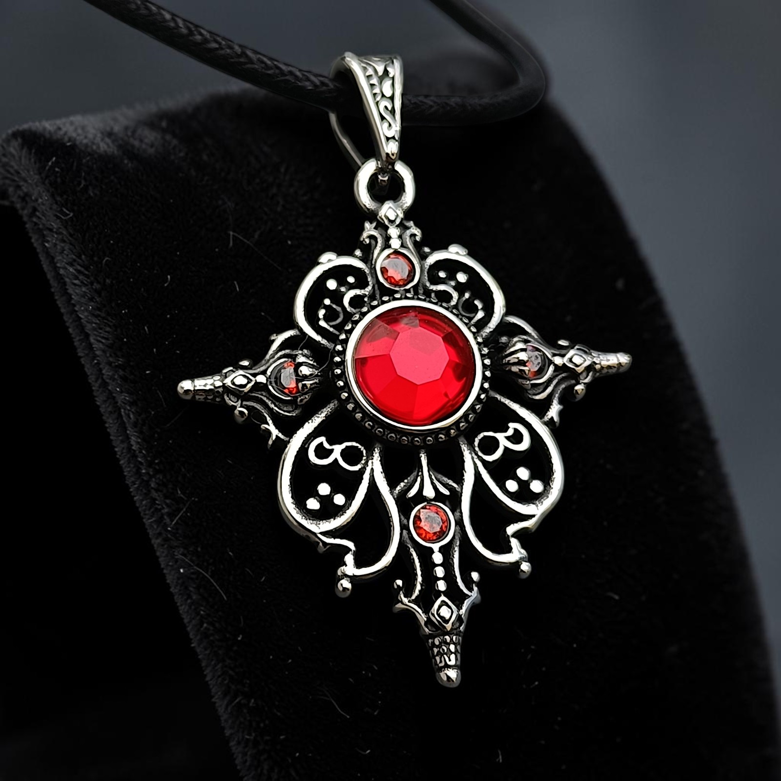 Anhänger Arwen aus Edelstahl in Antik-Optik mit rotem Zirkonia auf schwarzem Samt