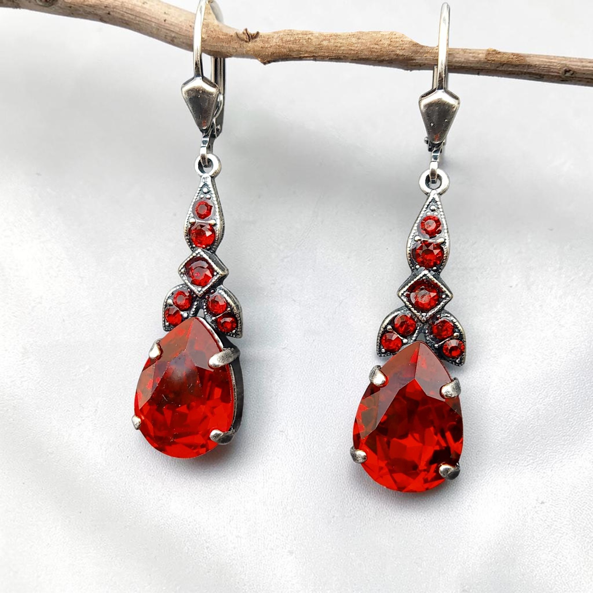 Seitenansicht Ohrringe Glitzertropfen Rot, 925 Sterling Silber versilbert