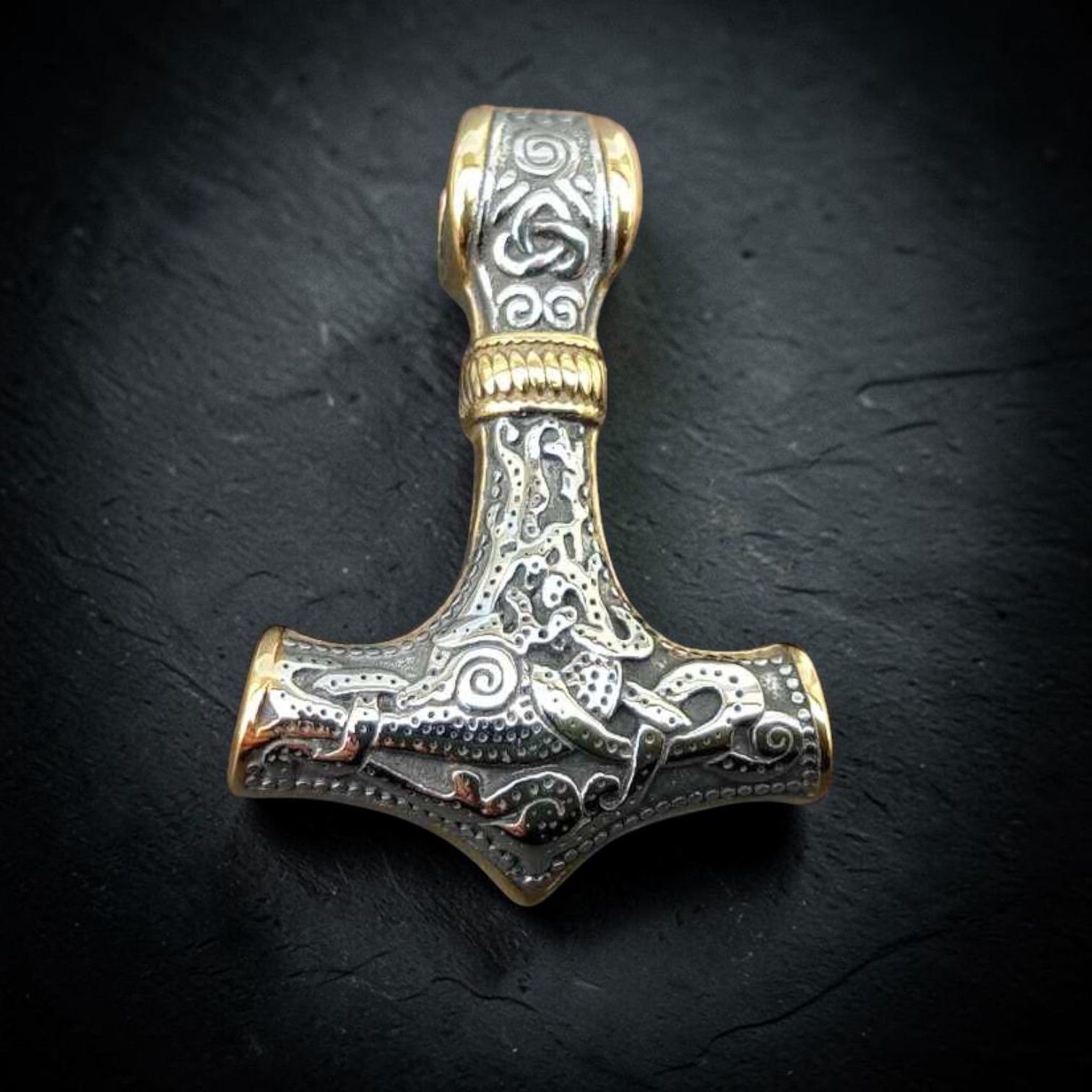 Nordischer Hammeranhänger mit keltischem Ornament, silber- und goldfarben