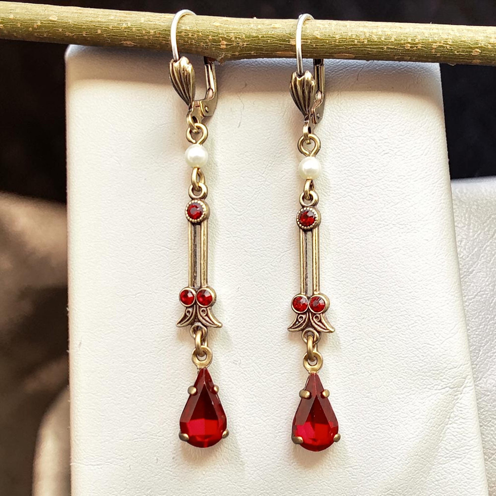 Rote Ohrringe Gold mit Perle Vintage – Timeless Grace Golden Ruby, Frontalansicht