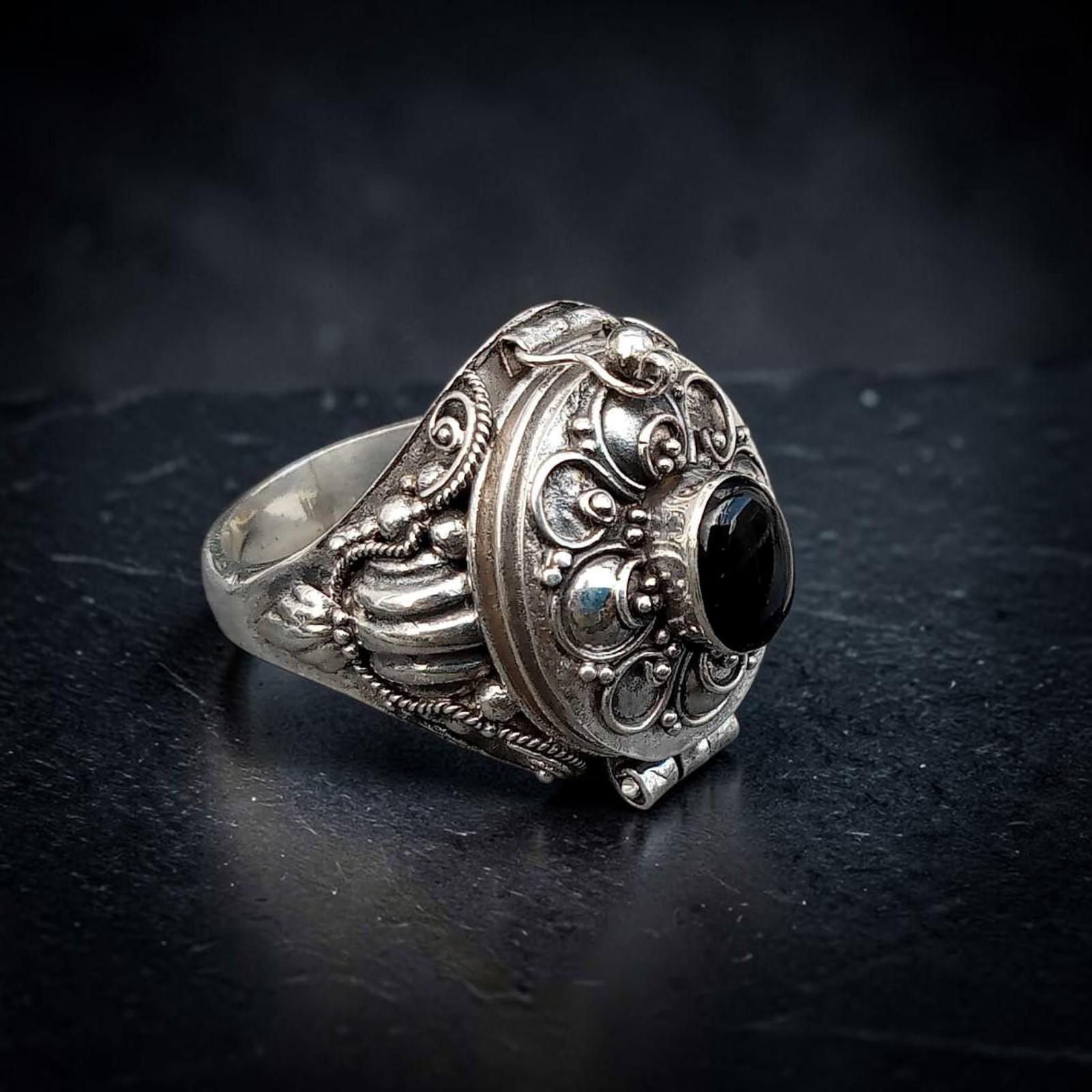 Silberner Giftring mit schwarzem Onyx von der Seite, Ringschiene sichtbar