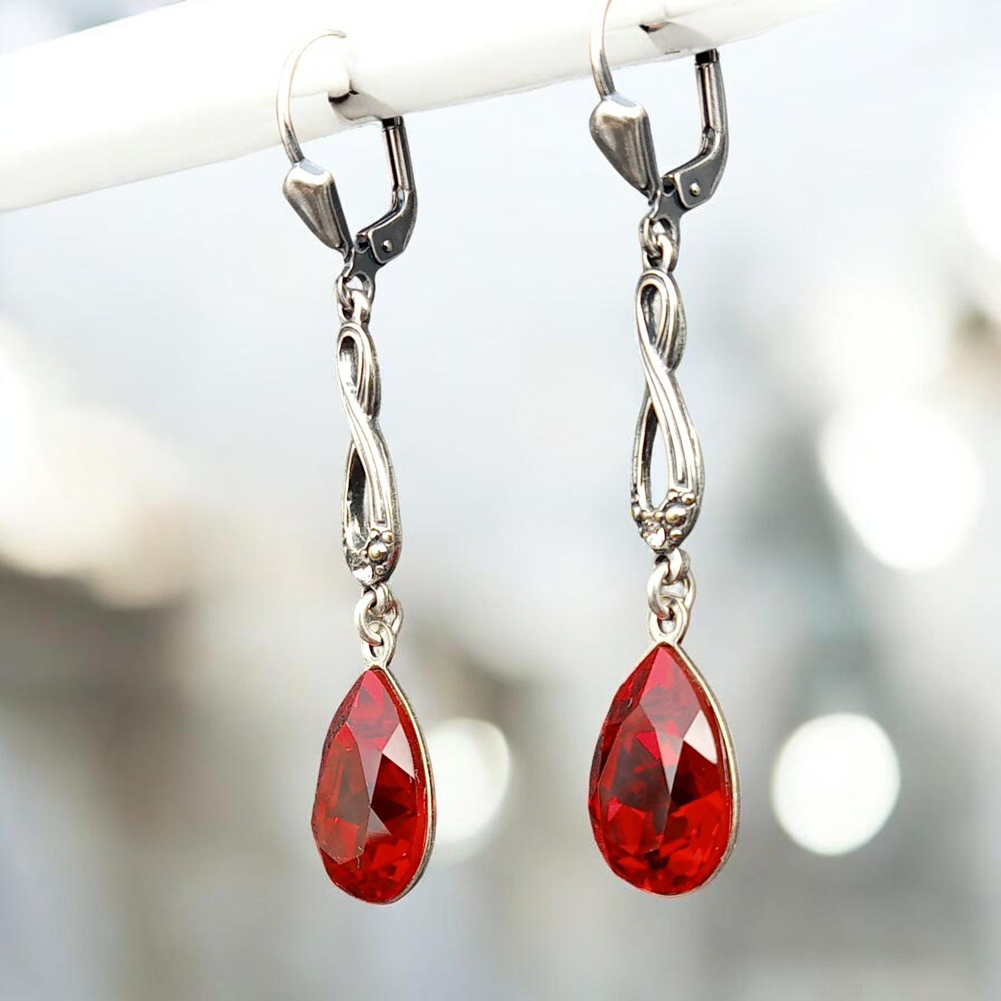 Seitenansicht Ohrringe Infinity Rot, 925 Sterling Silber versilbert