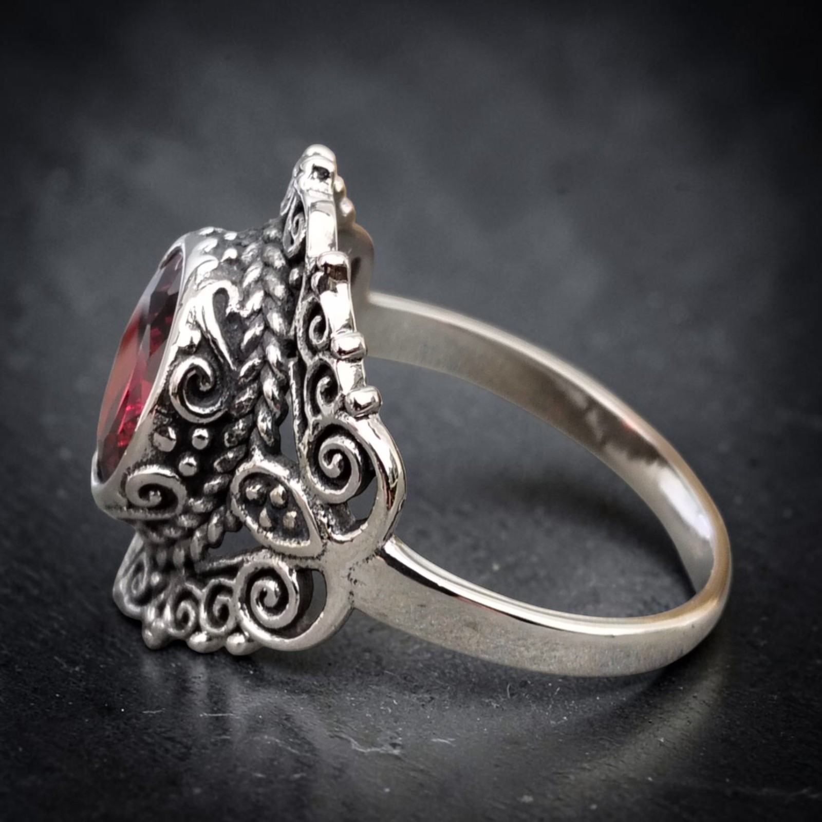 Ring Red Ornament aus Edelstahl, silberfarben mit rotem Zirkonia