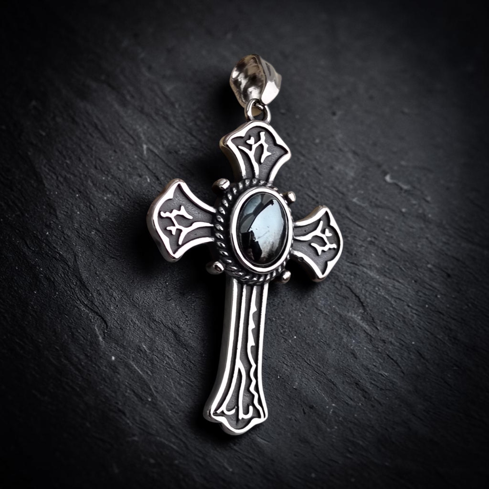 Anhänger Kreuz mit Ornamenten - Edelstahl, silberfarben und Zirkonia in anthrazit