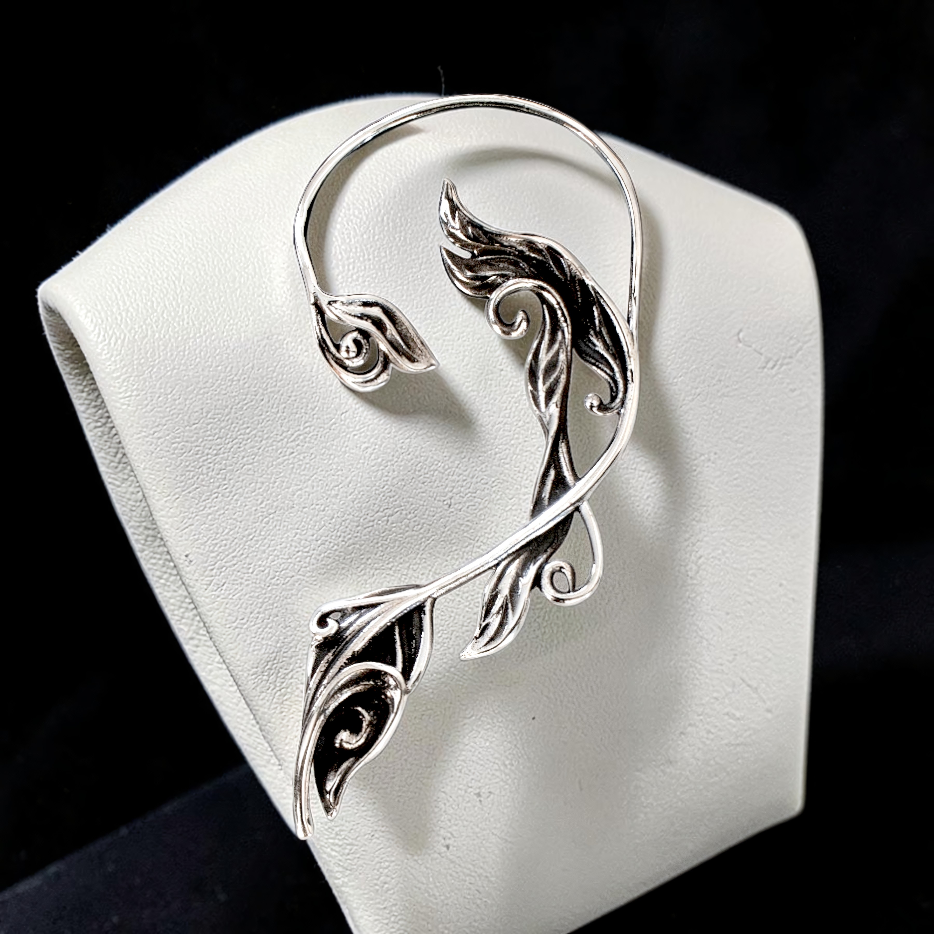 Ohrschmuck Elfish für das linke Ohr, geschwungenes Silberband mit Blatt- und Rankenwerk