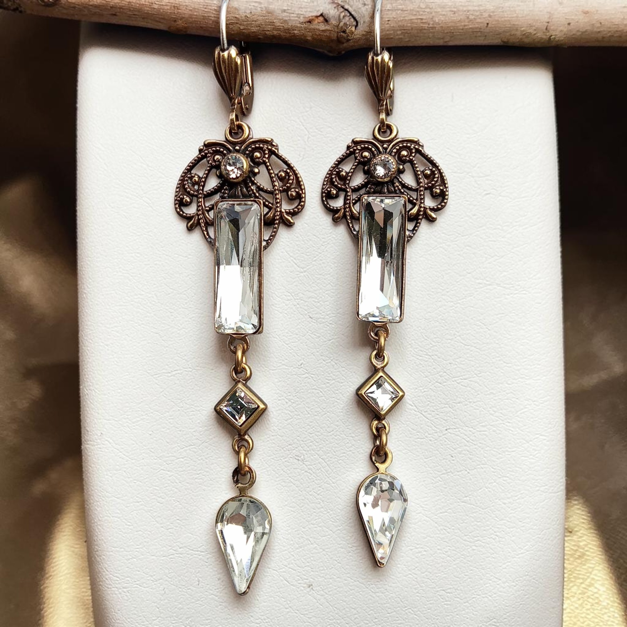 Filigrane Ohrhänger mit facettierten Kristallen und goldfarbener Ornamentik