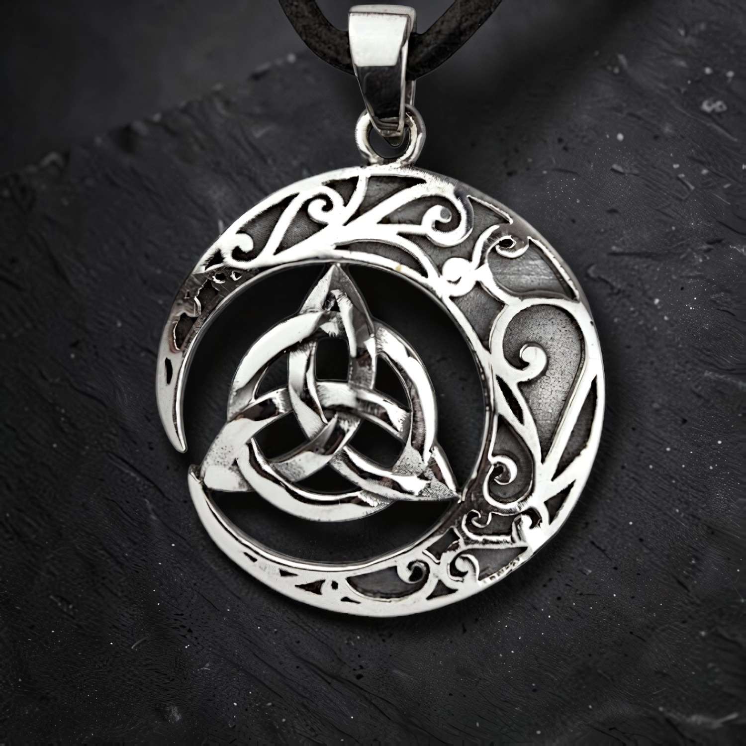 Anhänger mit Triquetra in der Mitte, umgeben von durchbrochenem Spiralwerk, versilberte Bronze
