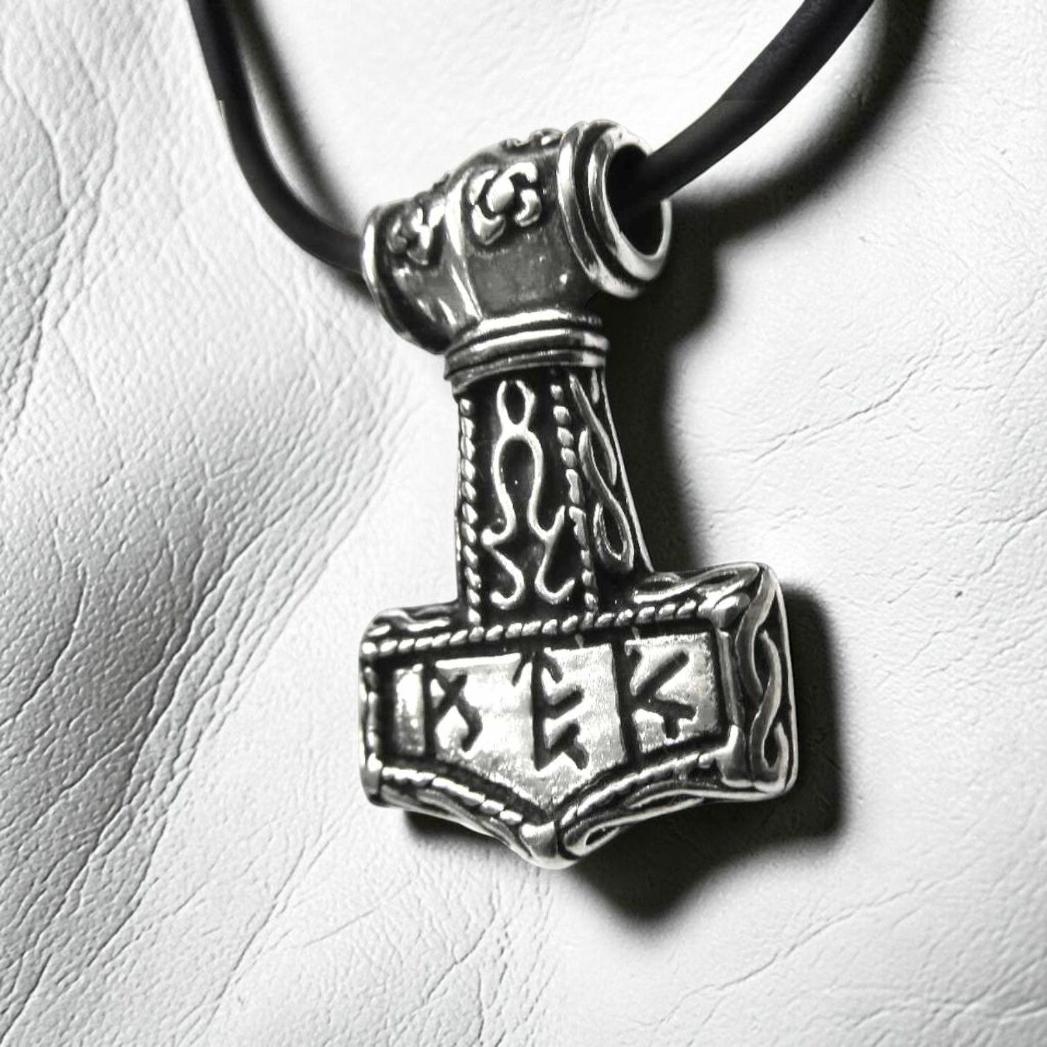Thorshammer aus massivem 925 Sterling Silber mit Runenzeichen