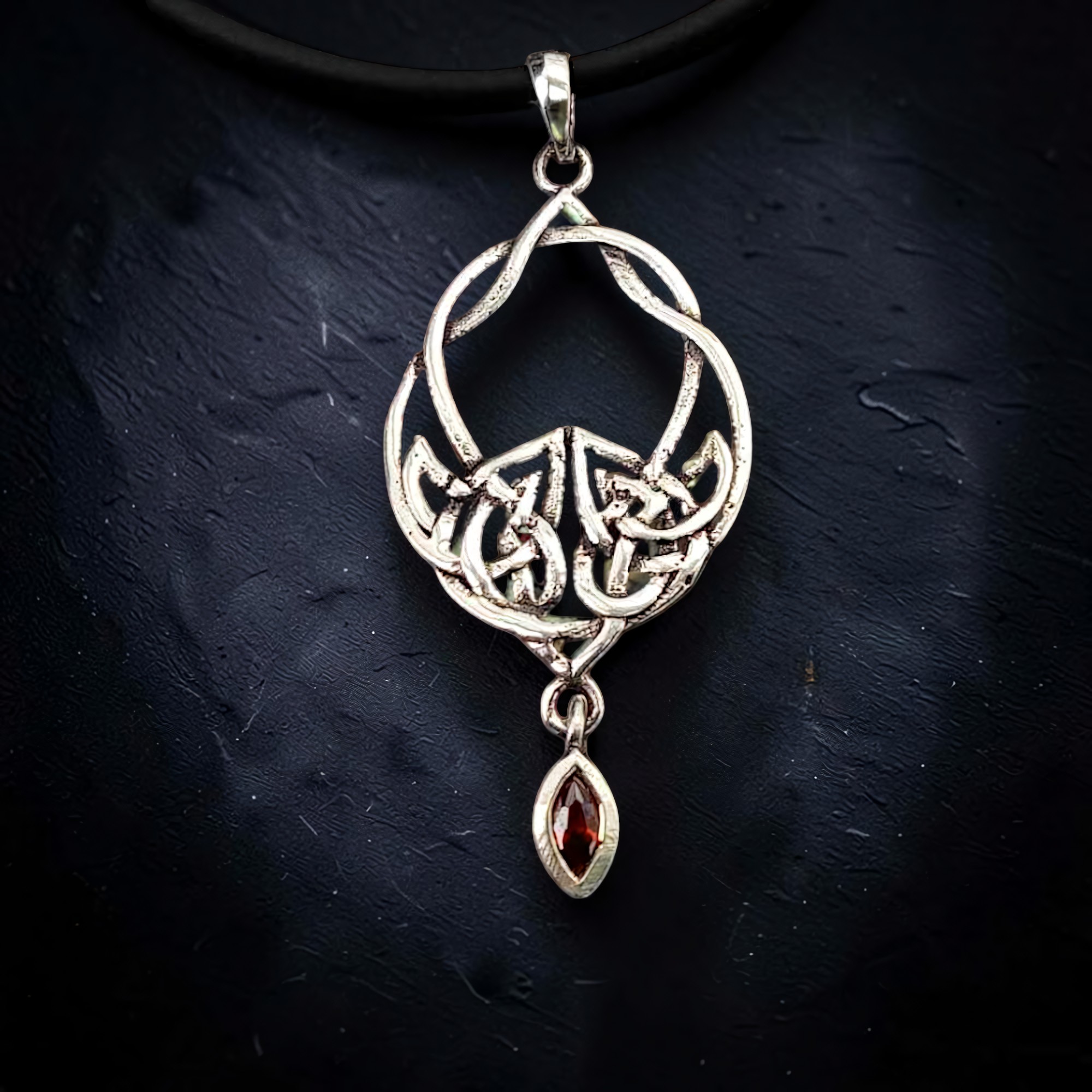 Keltischer Knoten Anhänger 925 Silber mit rotem Stein aus Zirkonia