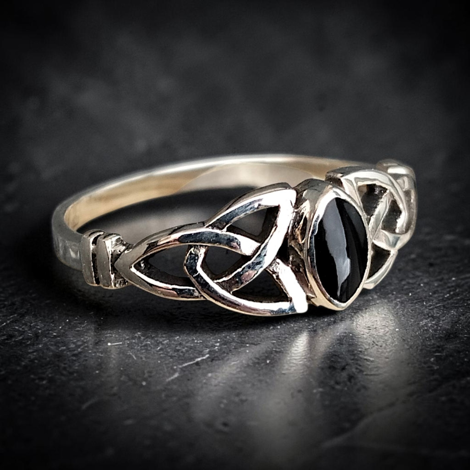 Ring Fine Celtic mit schwarzem Onyx, schräge Ansicht der filigranen Ringschiene