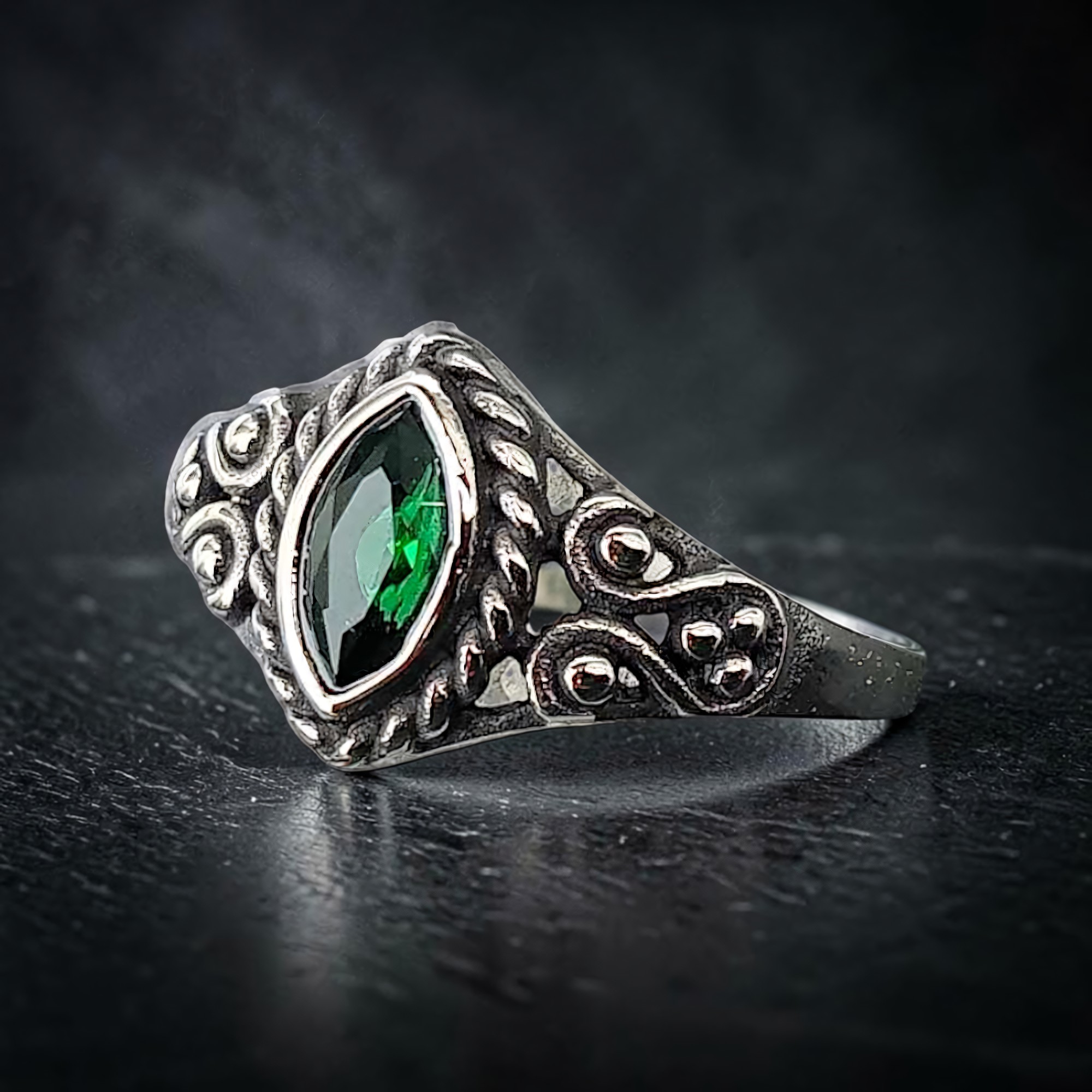 Ring silber mit grünen Stein Gothic Ornament Edelstahl mit Zirkonia