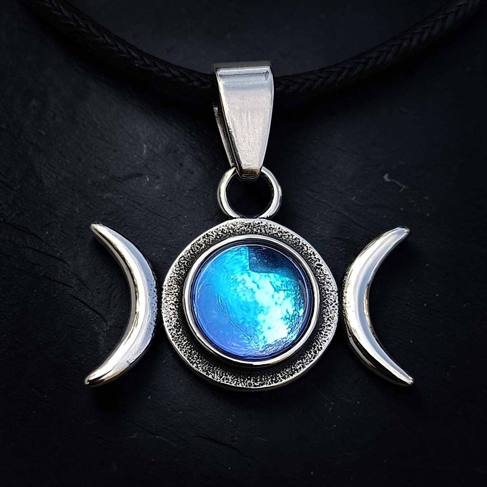 Anhänger Triple Moon aus Edelstahl mit blau schimmerndem Glasstein