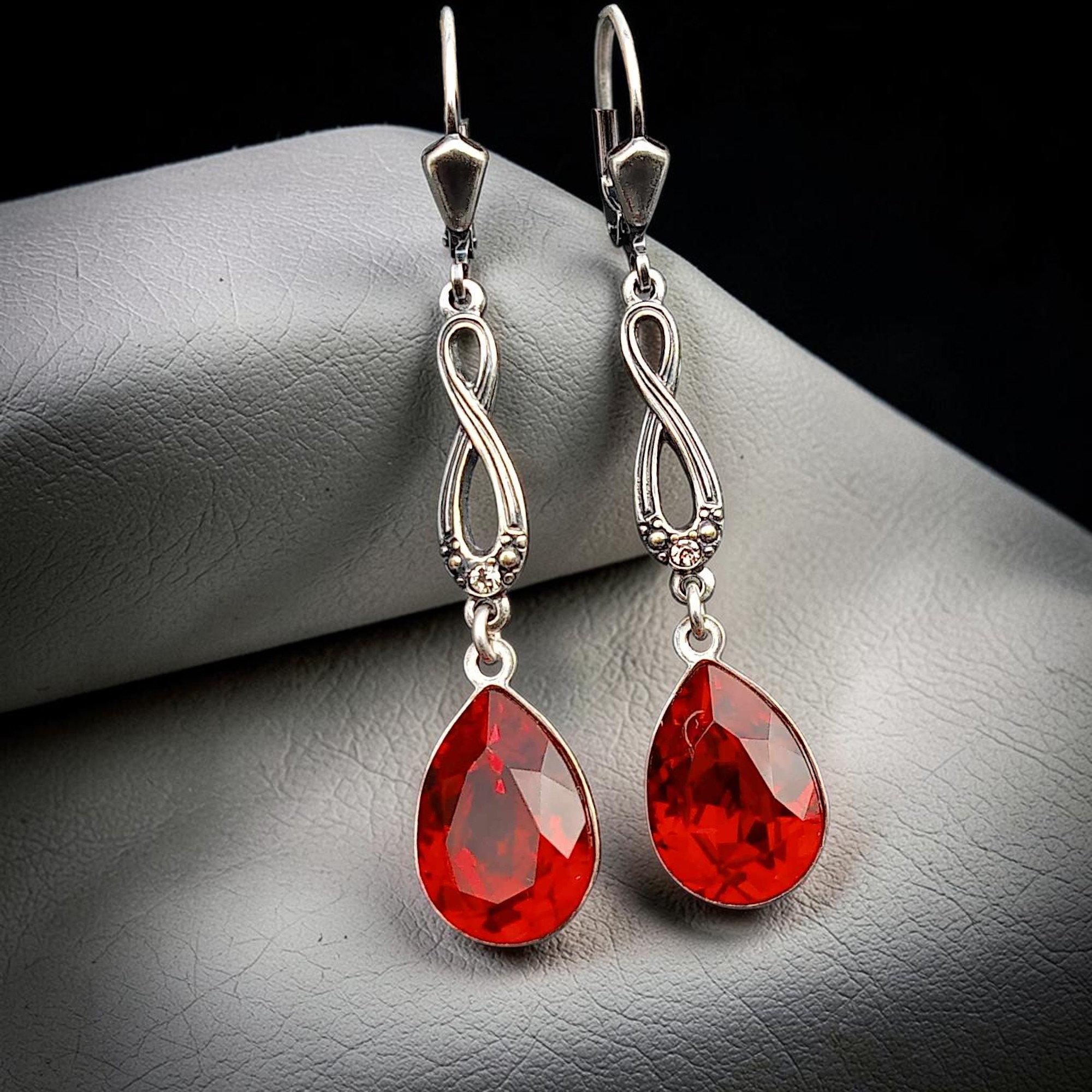 Ohrringe Infinity in Ruby (rot) - Kristallglas, versilbert
