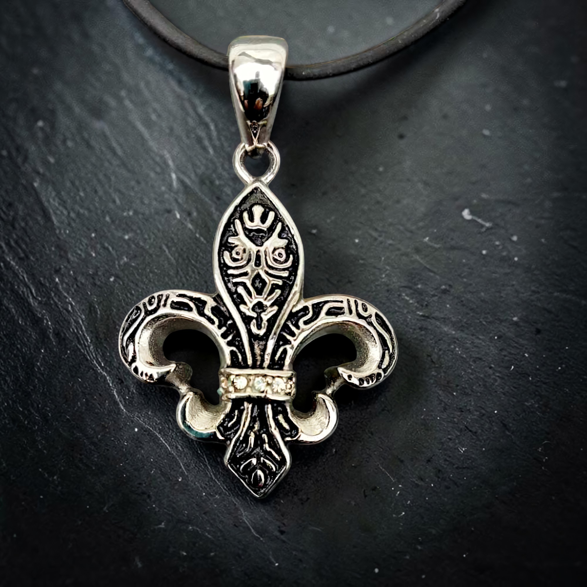 Anhänger Lilie Fleur de Lis silber mit weissen Steinen aus Zirkonia.Edelstahl