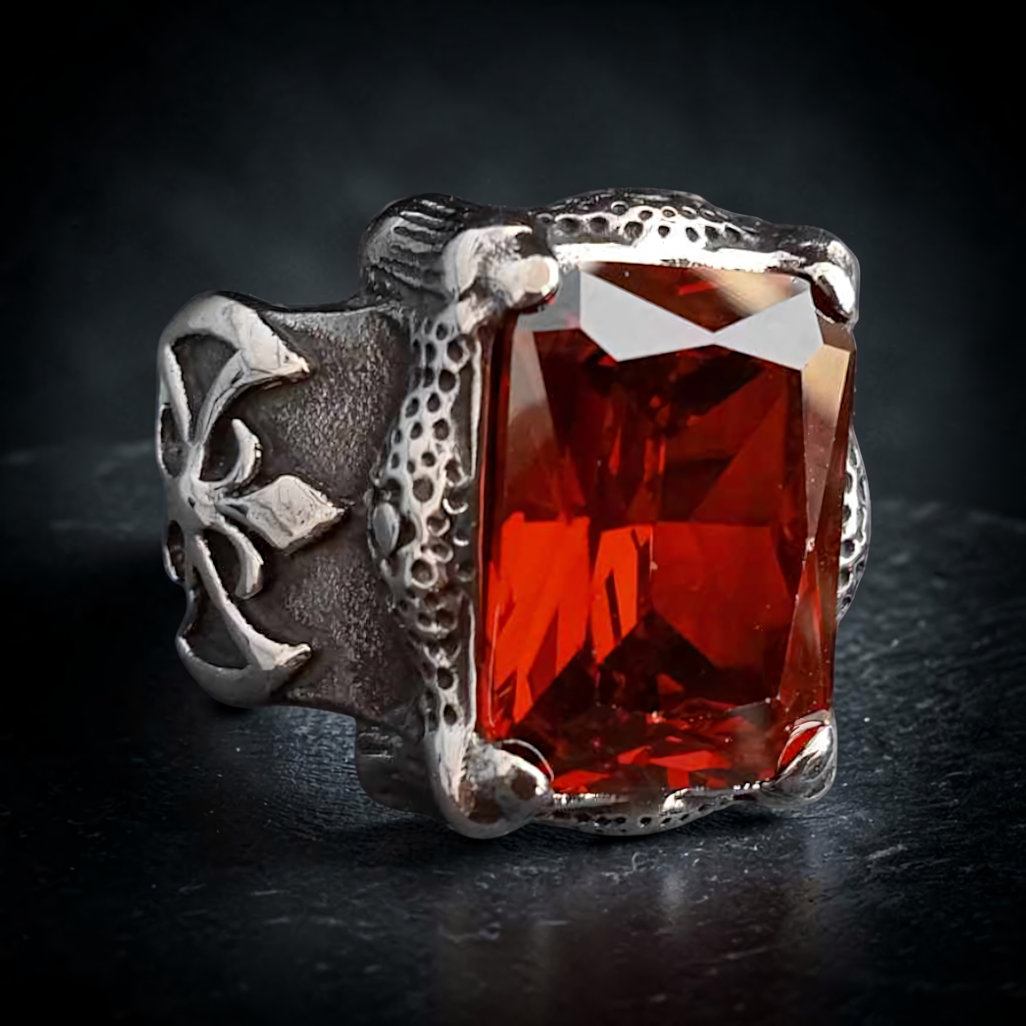 Ring Royal Gothic Claw silber mit rotem Stein, Axt, Krallen und Fleur de Lis Lilien