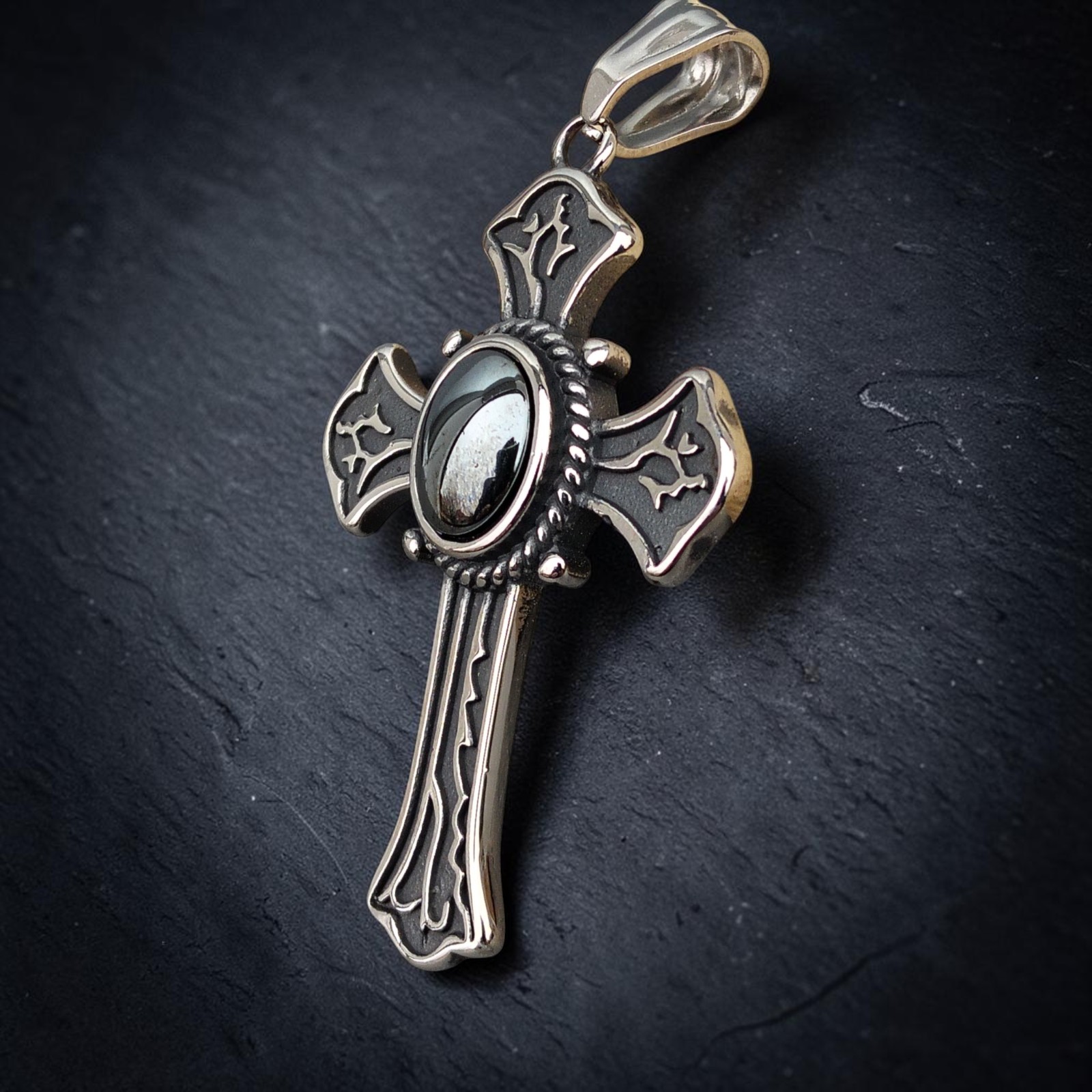 Anhänger Kreuz mit Ornamenten - Edelstahl, silberfarben und Zirkonia in anthrazit