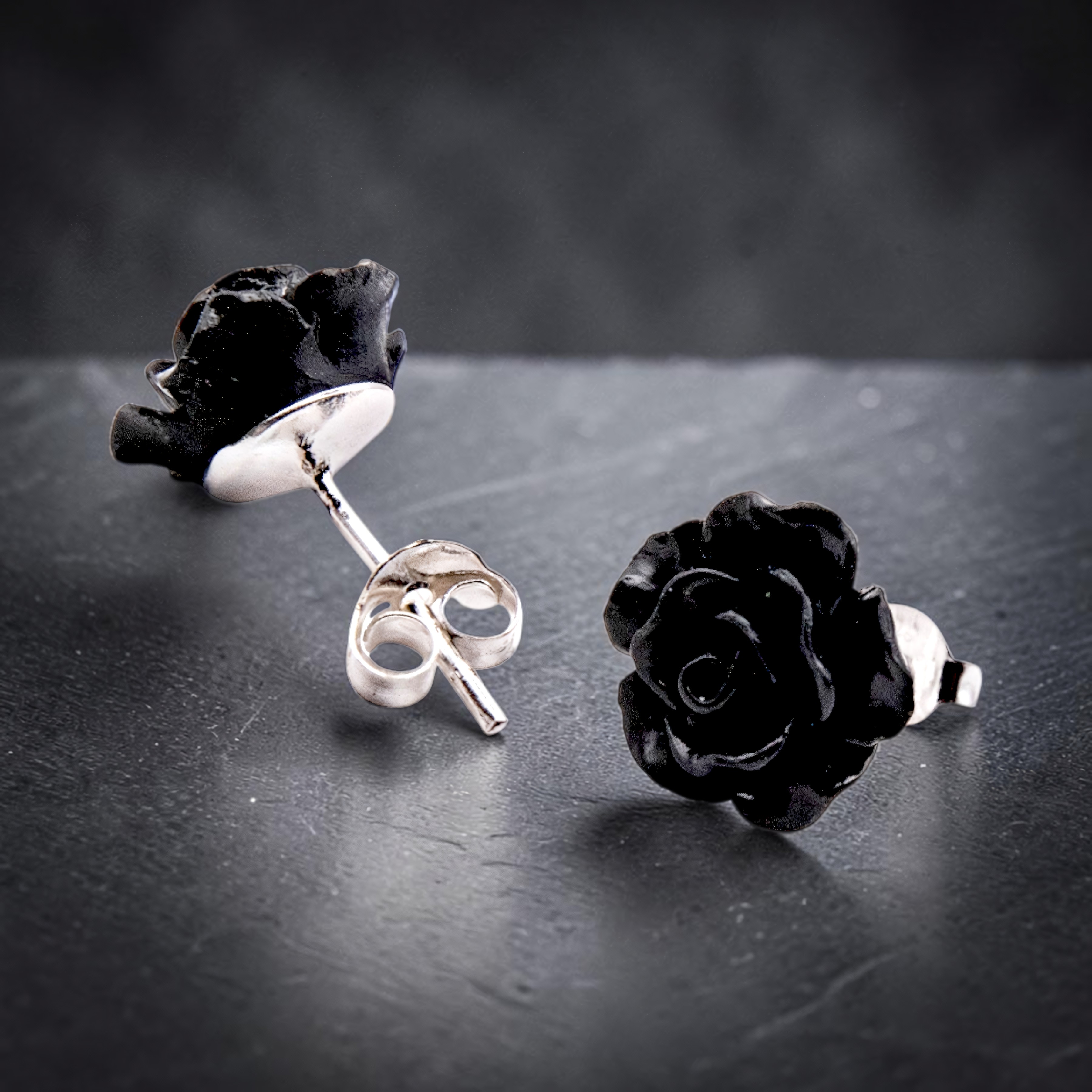 Ohrstecker Black Rose von der Seite mit sichtbarem Silberstift und Ohrmutter