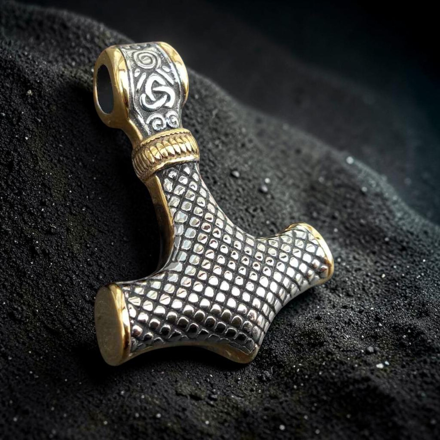 Hammerkopf mit erhaben gearbeitetem Knotenwerk in zwei Farbtönen