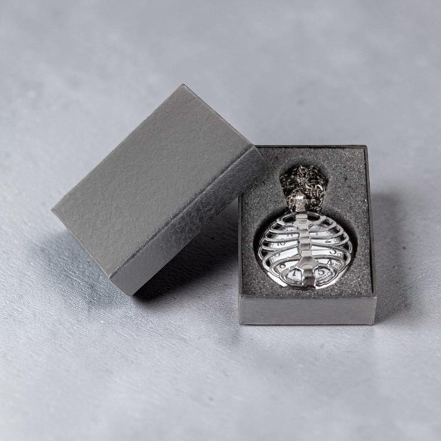 Skelett-Kettenuhr im grauen Geschenkkarton