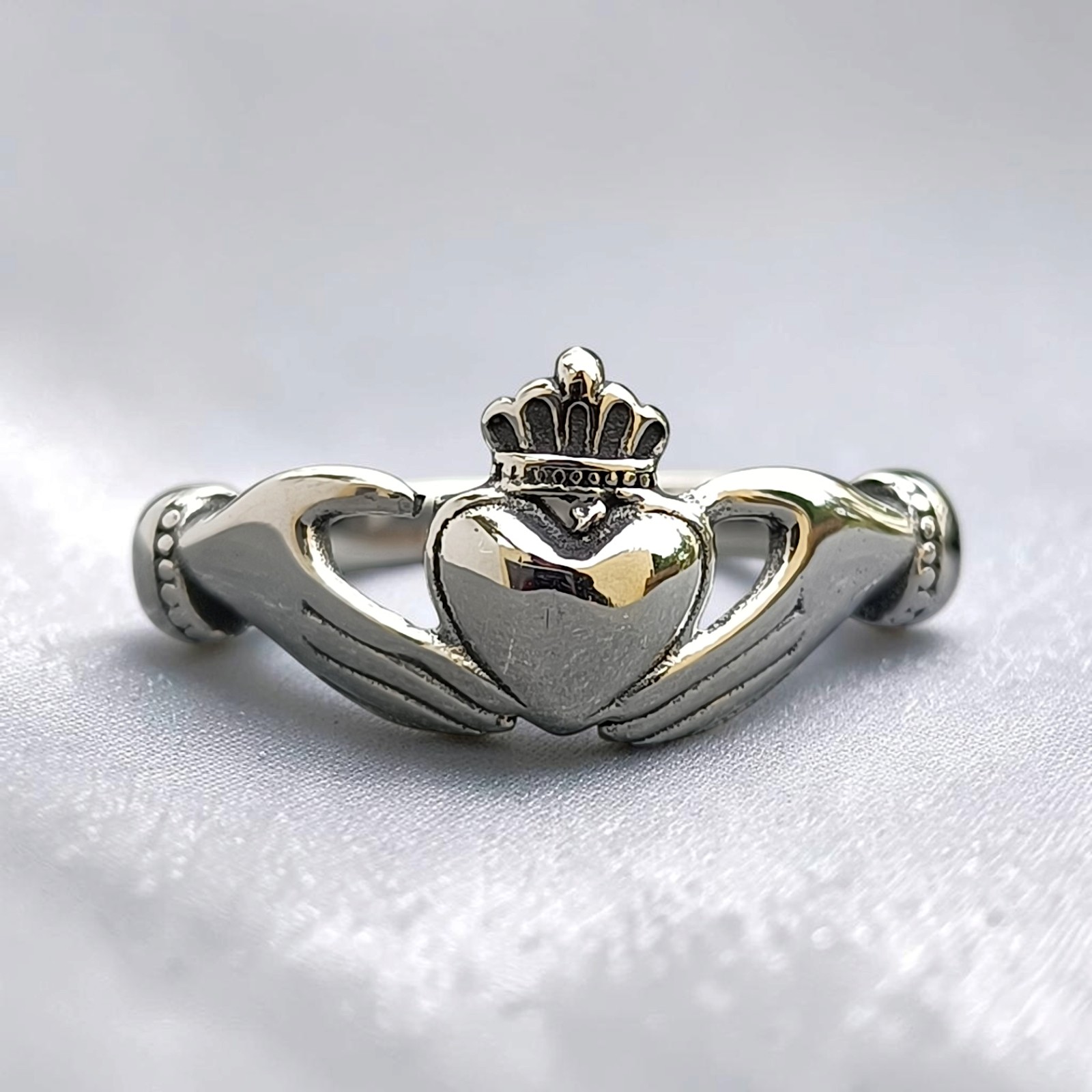 Ring Claddagh aus Edelstahl, silberfarben mit Herz, 10 mm hoch