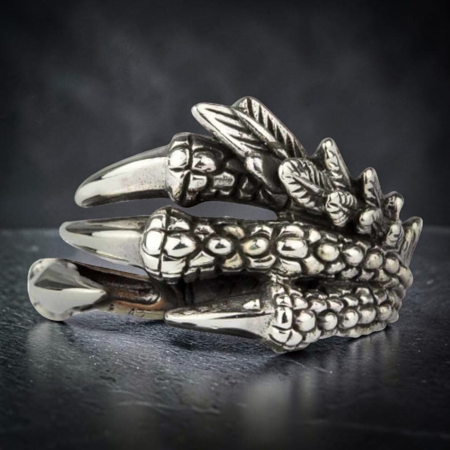 Ring Adlerkralle mit gefiederter Kralle silbern aus Edelstahl.