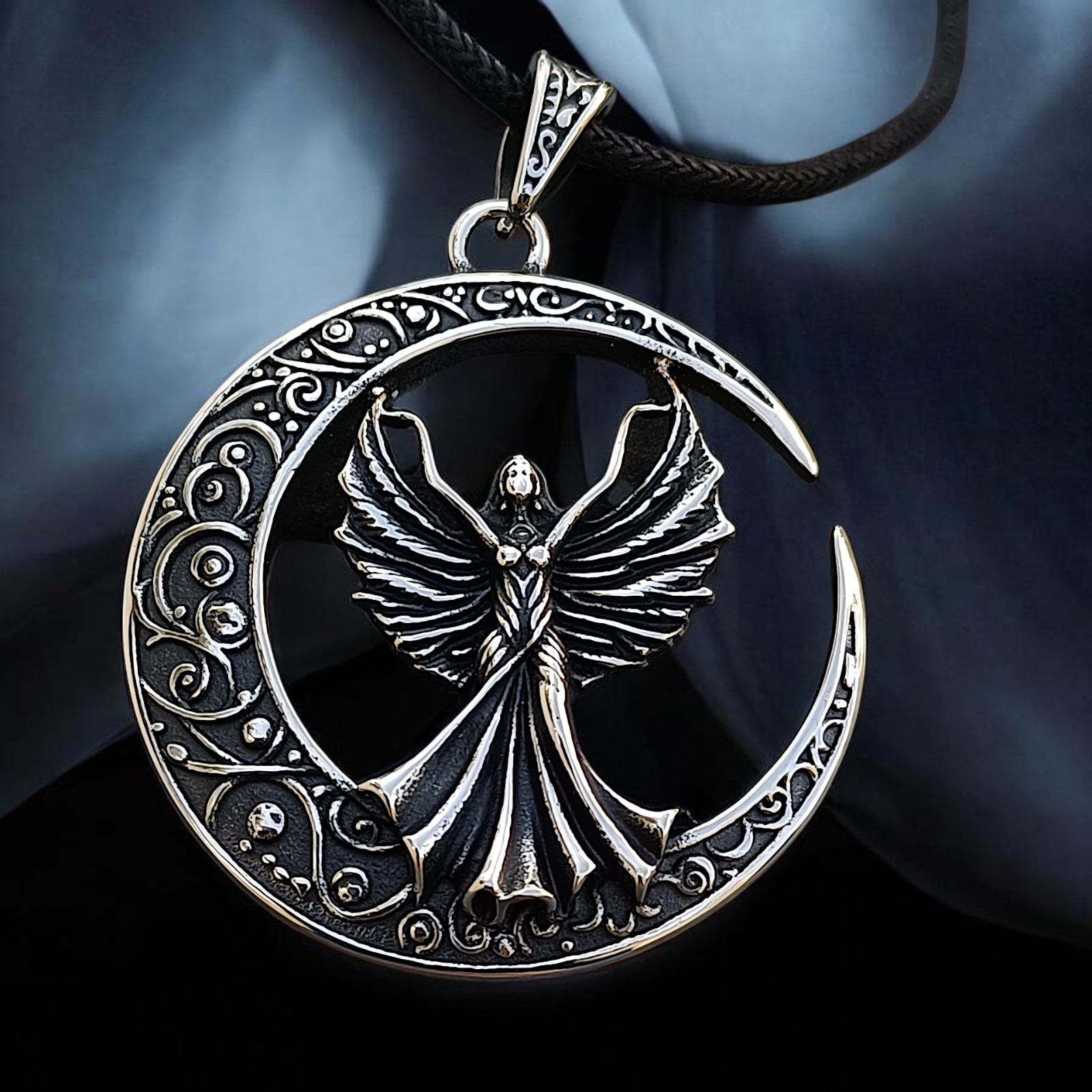 Anhänger Elfe im Ornament-Mond aus Edelstahl in Antik-Optik vor dunklem Hintergrund