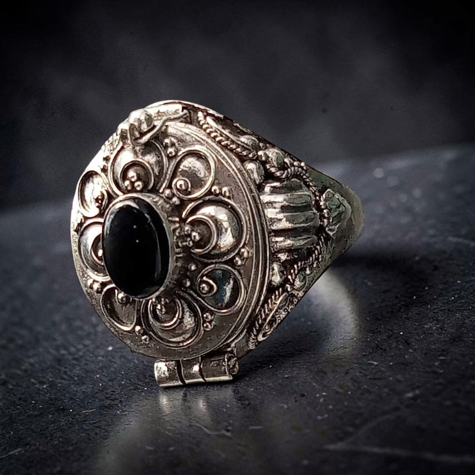 Deckel des Giftrings mit Onyx und Filigranblüte, Scharnier unten sichtbar